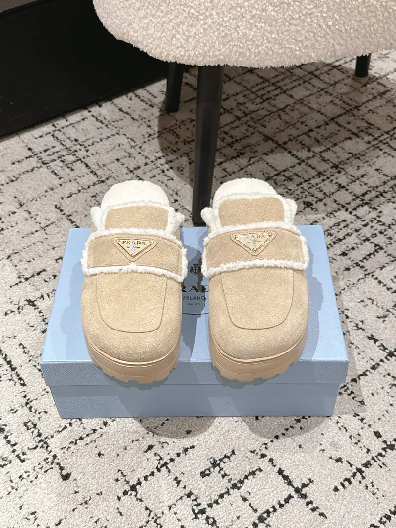 🏧𝐏𝐑𝐀𝐃𝐀The top triangle is Nironwalda, and the snow party is a big, dark, snow-headed metal gear.！ Fancy swirling cow refrigerates. In the blue wool of the Australian sheep./Foot. OriginaltpuRubber Bottom Size35-41 [40.41Custom]
