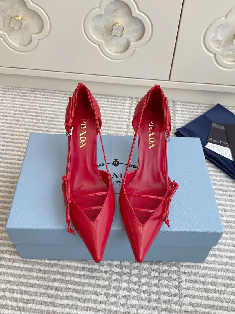 Batch 🐳Requisition level❗️PradaPrada.〰2026The early spring new money.🆕Butterfly knots, high-end, single-shoes. ✔️This high heels are with commas and commas., I'll rewind my shoes.PradaThe elements of the past design, It creates a congenial slurized slur and a mix of motion elements.. ✔️Shoe.: Importing cow paints/Open the oxen./In the sheep's skin. ✔️That's a big one. ✔️He's tall.: 7.5cm ✔️size: 35-39（34.40.41Custom without re-offer）