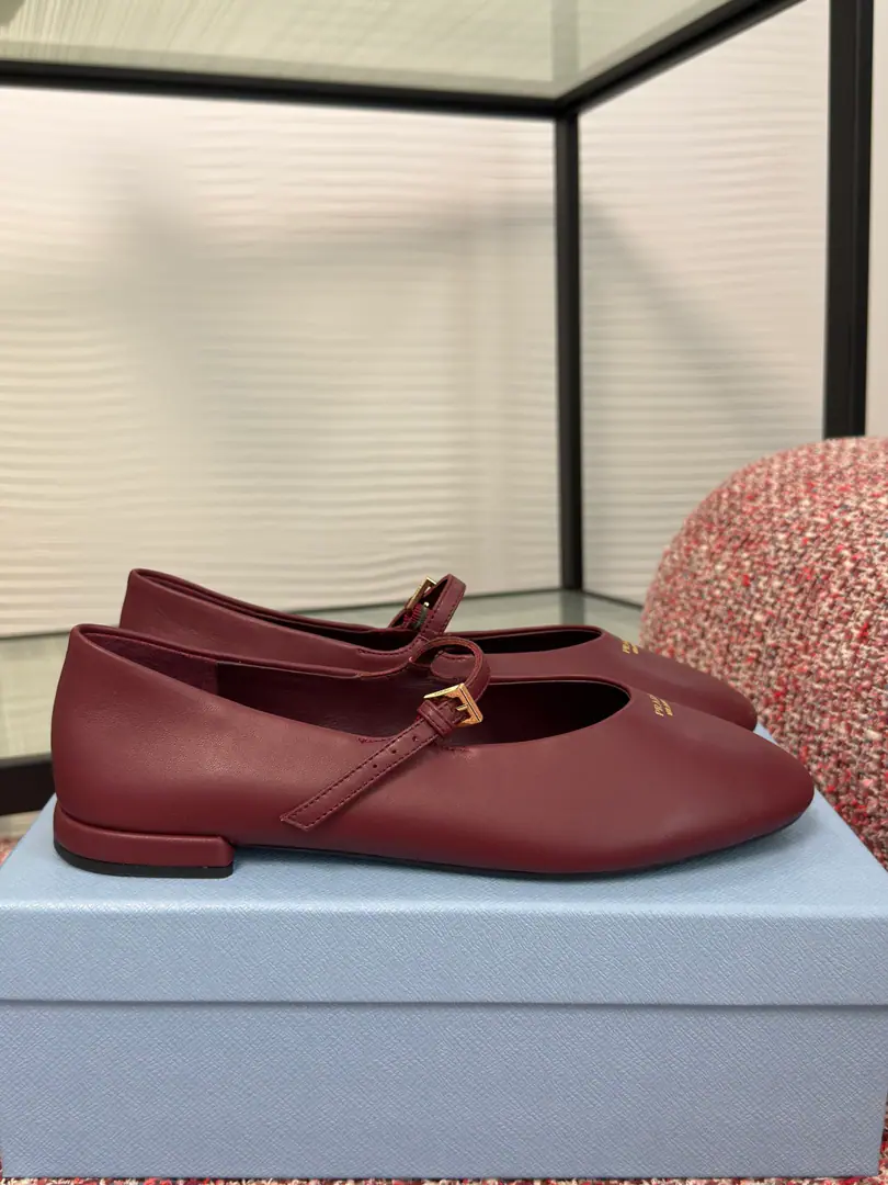 Top Version PRADA Prada. 2026 Autumn and winter money. Circle Head Bold Floor Mary Jane. Ballet shoes. This Mary Jane ballet shoe, always a fine touch.. This leather shoe is shaped with a fiber-shaped almond shoe., The nozzle print the letters in the logo, which is a fine and pure detail.. Fabulous.: Import of sheep skin Uchi./Foot.: Import of sheep skin Otsumi!: The original model of the rubber floor. He's tall.: 1cm Size: 35-41（40 41I'll make sure I don't change it.）