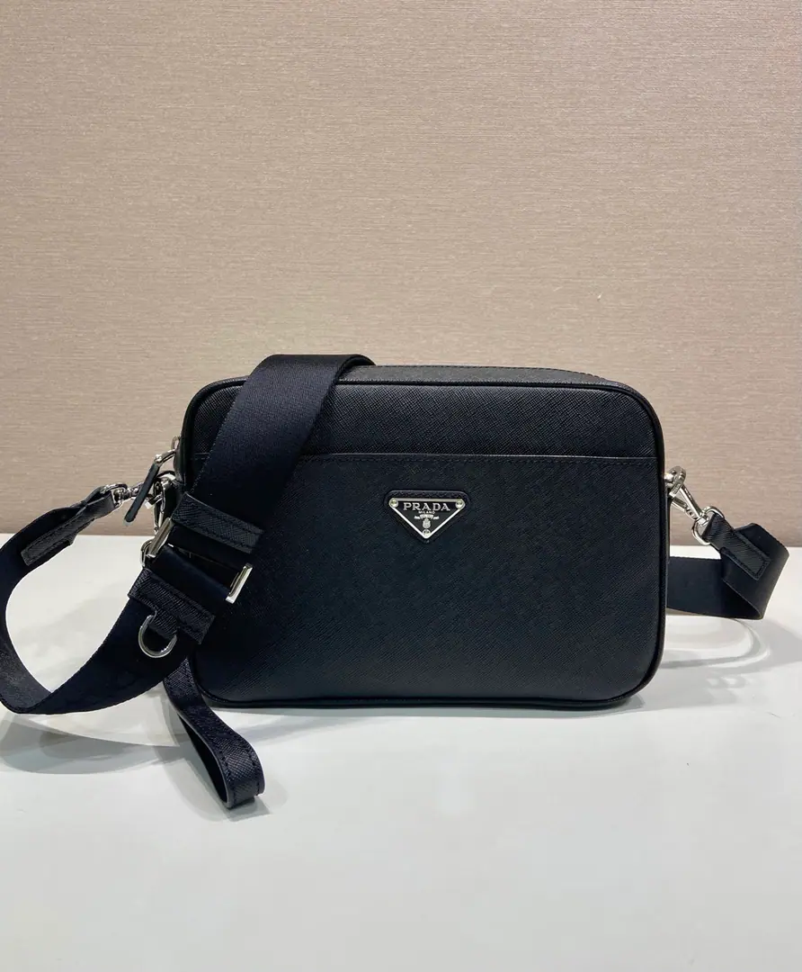 🎉New items are used for double.🎉2VH Camera bag🎉🎉 This whole new interpretation of the classic Safiano leather., To give it a soft texture., And it adds a modern sense of the shoulder bag.. Multifunctional design style, And the logo of the porcelain metal triangle., More sophisticated and unique.. You can take the leather handle off., Disableable, Adjustable knitted sundries. And a handbag., And a slant bag.. It's perfect., A pack of dual-use, Let's get started., Another time-consuming time-out.🎉🎉 Long24xHigh15xBottom6cm🎉🎉