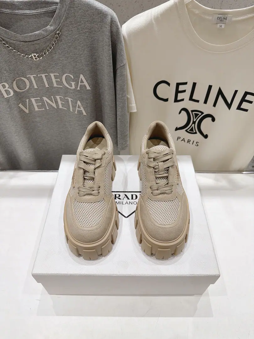 🏧PRADA/Prada's new money. Wearing a thick tank shoe with white shoes. The fabric is imported into the high-swirling anti-veal.+The netcloth. I'll take a breath and skin. The original is so light and soaked. Height: 5.5cm Size: 35-41 [40.41Make a reservation.]