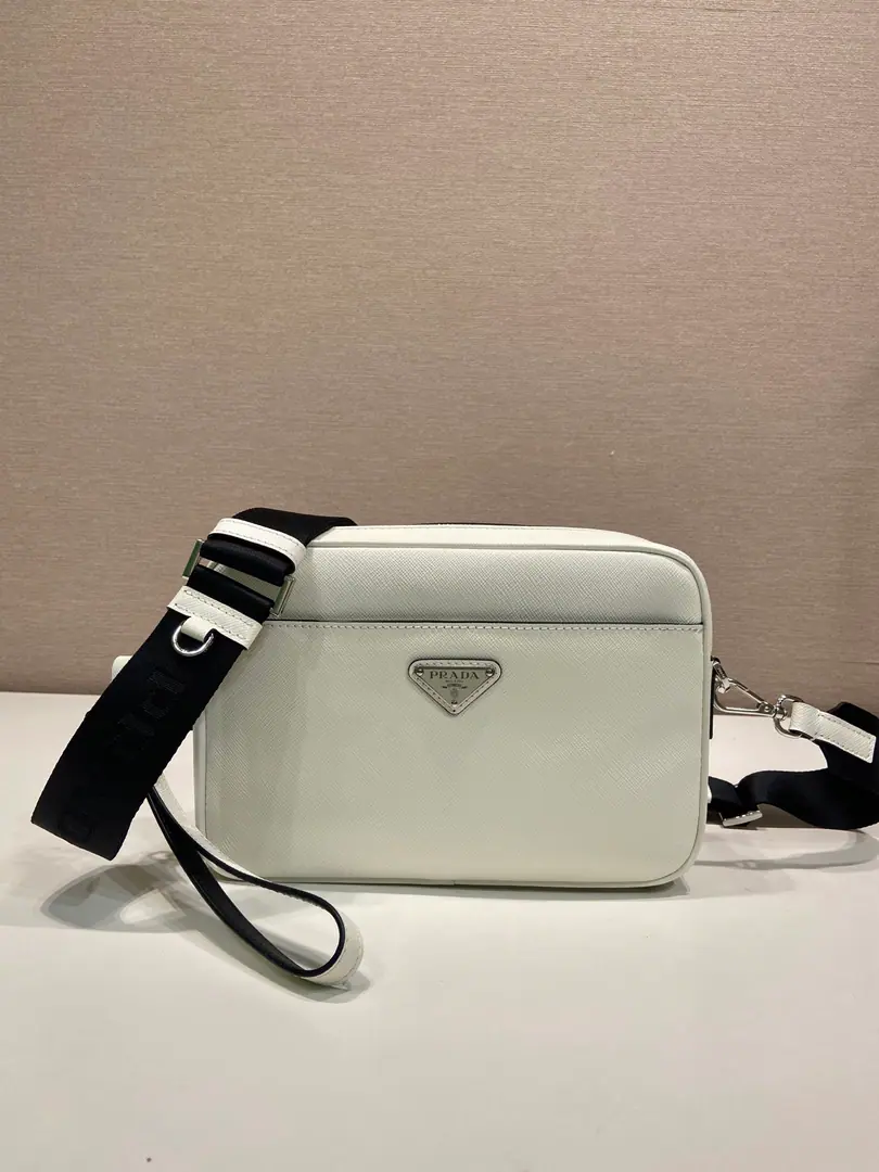 🎉New items are used for double.🎉2VH Camera bag🎉🎉 This whole new interpretation of the classic Safiano leather., To give it a soft texture., And it adds a modern sense of the shoulder bag.. Multifunctional design style, And the logo of the porcelain metal triangle., More sophisticated and unique.. You can take the leather handle off., Disableable, Adjustable knitted sundries. And a handbag., And a slant bag.. It's perfect., A pack of dual-use, Let's get started., Another time-consuming time-out.🎉🎉 Long24xHigh15xBottom6cm🎉🎉