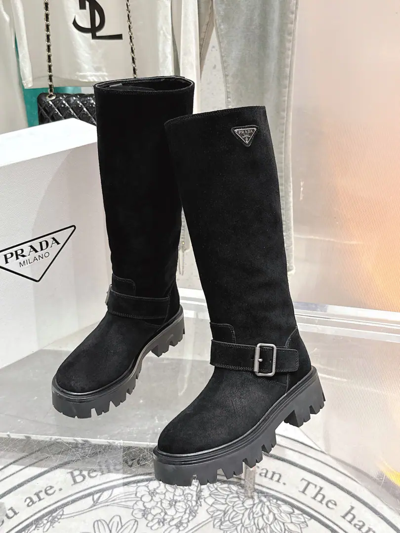 🏧𝐏𝐑𝐀𝐃𝐀Prada.F Series The latest triangulation buttons are thick and long-barrel boots Martin boots., A very long watch.. Take the boots from the show. Original Recym The layout is superb. It's a classic. It's super patient. - It's a long-lasting suit. But... The Thin Legs. Jane's atmosphere.. Shoe.: Customize high-wild and light-cut cow-flail material Uchi.: Comfortable, silk-grained cow skin. Otsumi!: Original version modeled in.TpuBottom Codes: 35-40 [40.41Make a reservation.]