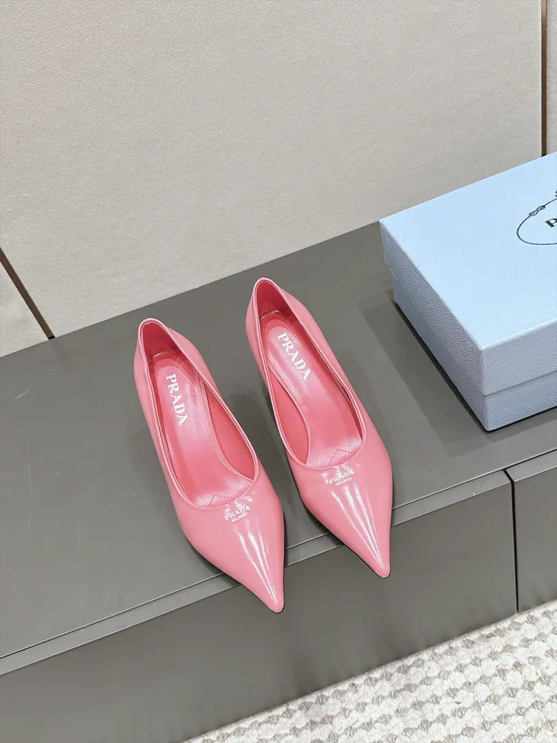 Requisition level（Bring the plane box.） Prad* 26/The classic triangle with a small high heels. Use sharp and sharp head.+Group of geometric triangles, Triangular alignment of the shoe head is brand recognition., Pulling legs together is reinforcing the sense of vanity.. Heel is a fine height., I've been uplifting my grace while keeping my shoe-type savvy.. Shoes are designed with simple, undecorated designs., Only brand-marked triangles on the head of shoes., Footprints.PRADAMarking, Shoemaking guarantees a comfortable and well-dressed set of feet.. Shoe.: Bill openings, cow skin./Painted skin. Uchi.: Lamb skin. Otsumi!: That's a big one. Increase: 7cm size: 35-41Code（40, 41Code custom is not to be changed）