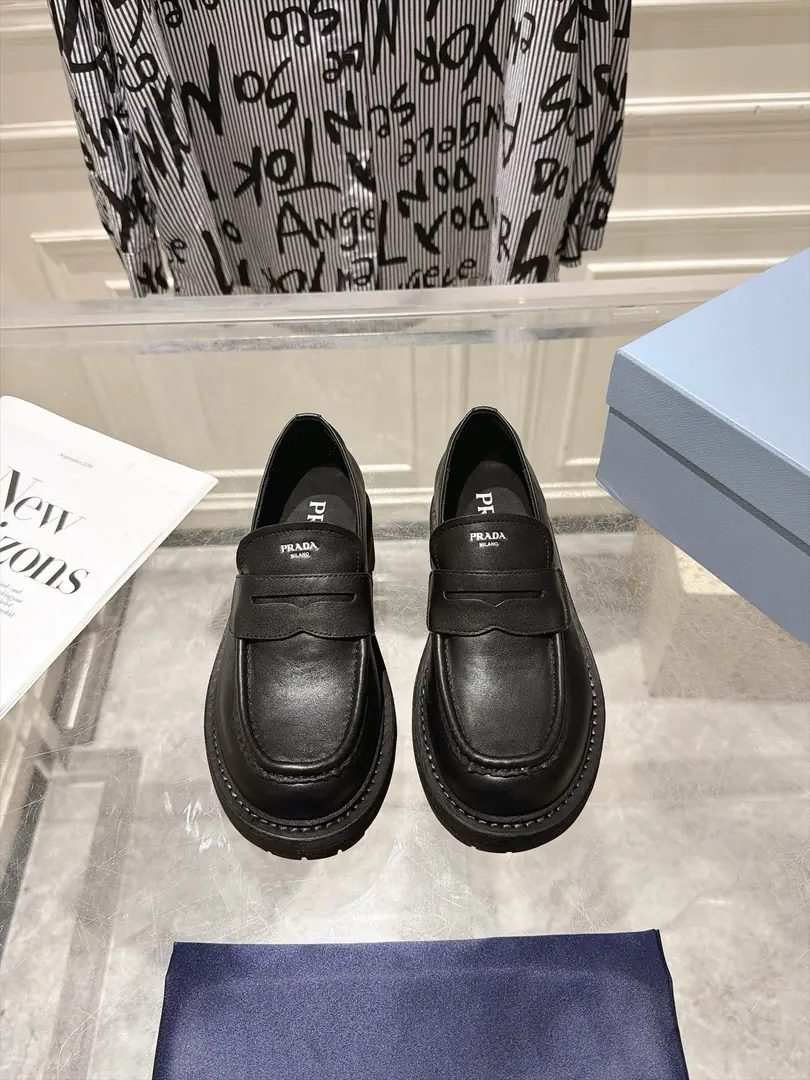 PRADA 2026Newly rich, and now we're all in the middle of a good old LeFleve Mary Jane's shoes. The classic LeFoo shoes combined thick bottom-saw bottom., Matching markersLogo, I've got the grace of my old LeFleur shoes., Again?PradaThe symbolic tenderness of the cozyness., It's popular this year.“Intellectuals+The tide.”Combined paragraphs. Shoe.: Bullskins. Uchi.: Lamb skin. Original combination rubber base Codes: 35-40(40I'll make sure I don't change it.)