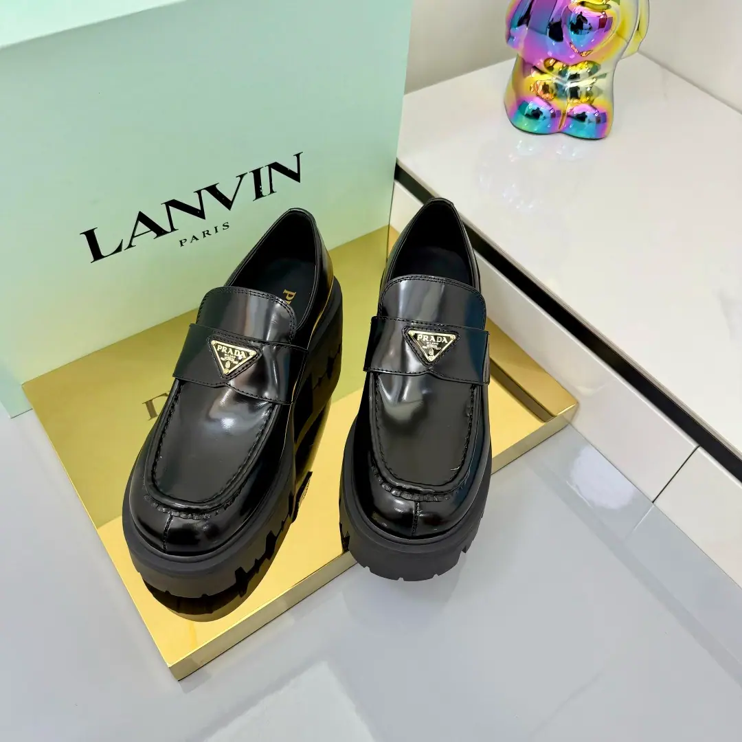 Top Version Prada Prada.25The latest thick, Lorefour shoes. Fire-Eating Series The city of the wind. Design to show functionality and technology. The brand-marked logo of the new flower-pressure rubber triangle. Full-cut shoes., The titty-coupled tiles series.！ Original unamended The shoes are on the side of the cow and the cow counter-feat., A foot-skin.➕Lightly skating slender. Female size: 35-41（41.42I'll make sure I don't change it.）