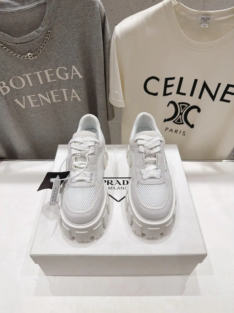 🏧PRADA/Prada's new money. Wearing a thick tank shoe with white shoes. The fabric is imported into the high-swirling anti-veal.+The netcloth. I'll take a breath and skin. The original is so light and soaked. Height: 5.5cm Size: 35-41 [40.41Make a reservation.]