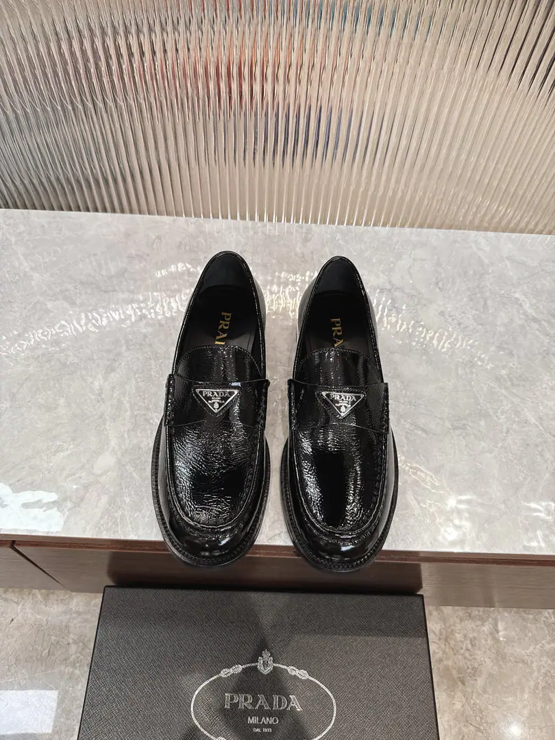 Prada/Prada. The new man's got a shoe. The Xanax. You know what you're doing.！ Made from imported black-faced cow skin Sew-up process Soft and cozy and cozy. Classic LeFoo shoes. Triangular metal, punctuated with a punctuated strip. Elegance atmosphere High quality. I'll kill every single commodity in the market. Marked gold pony stubble. The inside calf skin. It's a real pair of skins. Hand-hand rubber stickers. Slipperproof grinding. The upper foot is very comfortable. Packed with dustproof bags and shoe pulls Standard leather shoe size.: 39-40-41-42-43-44 (38.45.46Custom) The cargo.: 2D B