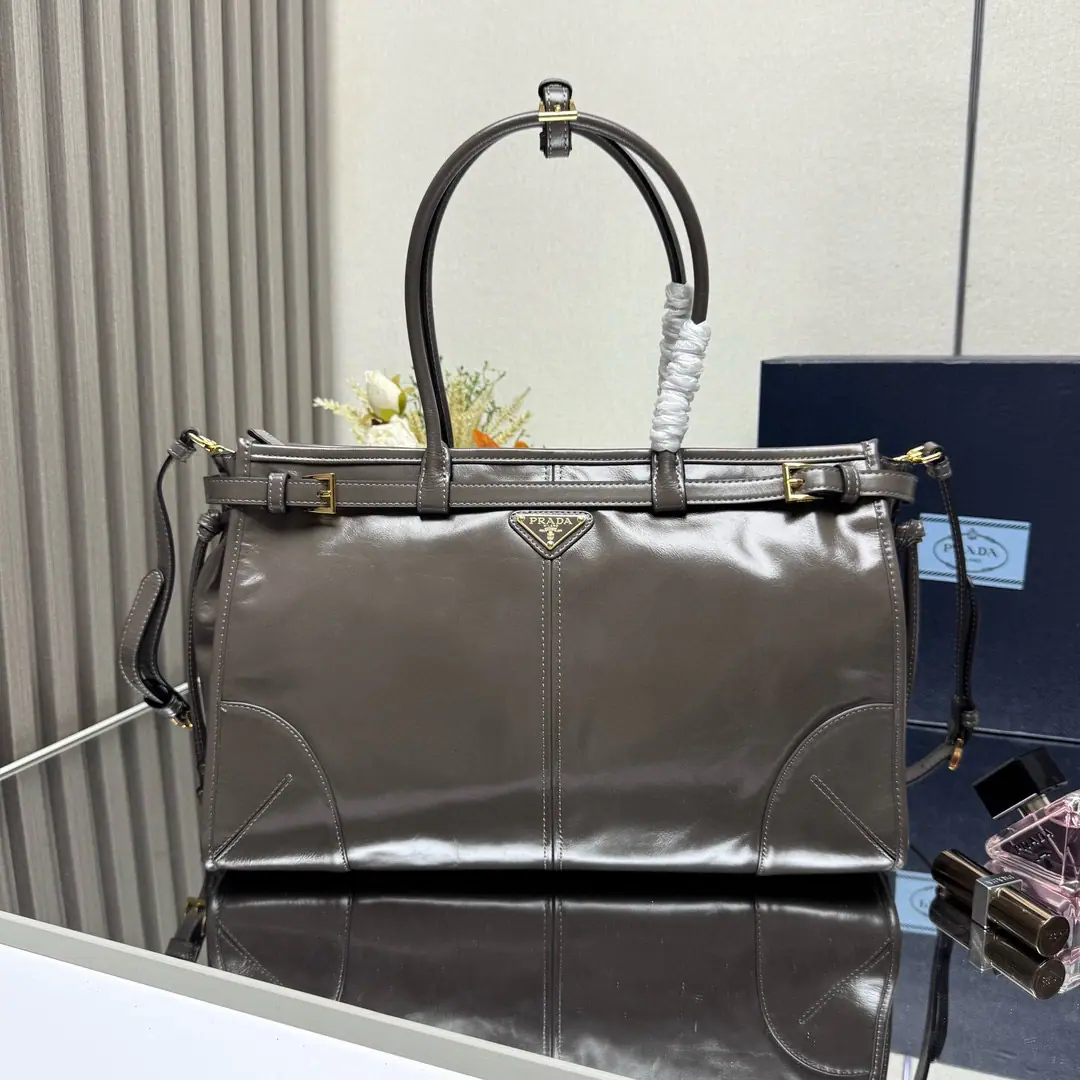 【Top First List】🌹🎉LusSolfOiled lass.🎉1BA Big number.🎉🎉This slant bag is on the imported oils., The brightness of the color is a classic., With a long shoulder band that can be deactivated., To facilitate the matching of different occasions., The capacity space is huge., The giants work.👏, It's definitely a cashier's allowance., Take this bag with you and bring it home.！Dimensions: Long38xHigh30xBottom12cm🎉🎉🎉👏！