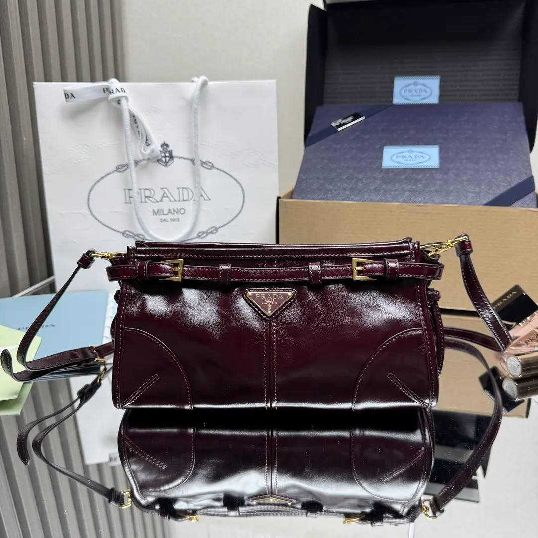 【Top First List】New paragraph🎉LusSolfOiled lass.🎉1BH Tilt Pack🎉This slashed bag uses imported oiled syrup., The brightness of the color is a classic., With a long shoulder band that can be deactivated., ♪ Easy shoulder and slant ♪, The capacity space is huge., The giants work.👏, It's definitely a cashier's allowance., Take this back into your old slant bag and go home.！Dimensions: Long26xHigh14xBottom12cm🎉🎉🎉👏👏！
