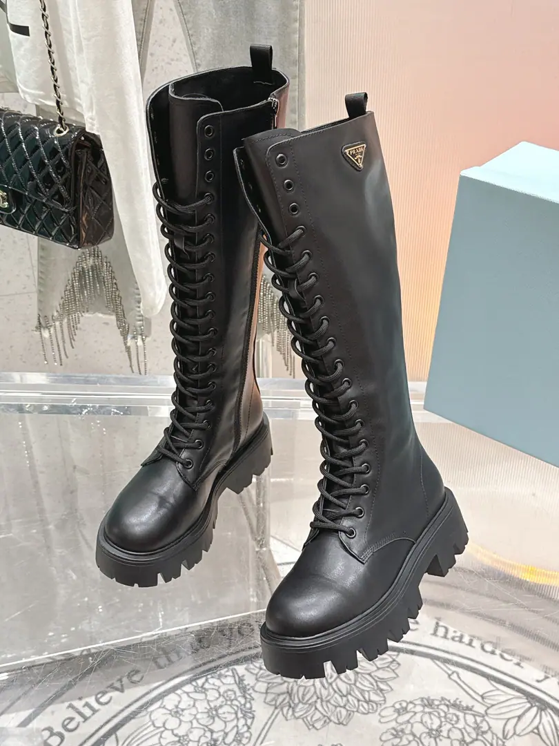 🏧𝐏𝐑𝐀𝐃𝐀/Prada Twilight. Triangular marker Chelsea thick boots.. The fabric is custom-made for cattle skin. The insides are all sheep's skin. ItalyTPUOtsumi! size: 35-40 [40/41Custom]
