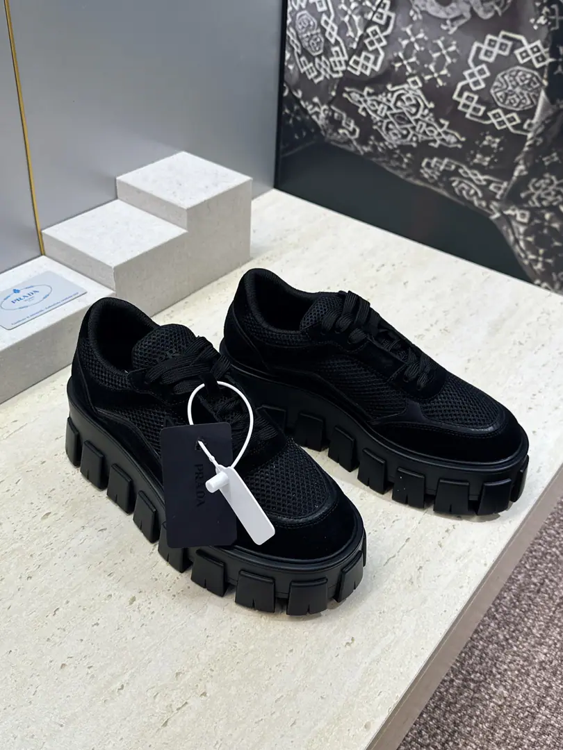 Plant prices Prada 2026Spring and summer with the girls' shoes. Prada letterslogoA logo badge, a gold-buttoned round-head motion skateboard shoe. Material: The shoe is imported with a pelt of oxen and a fisherman's face.+In the skin of the watered cow.+Original OpenIpOtsumi! Size:35-41(40.41Custom without re-offer）