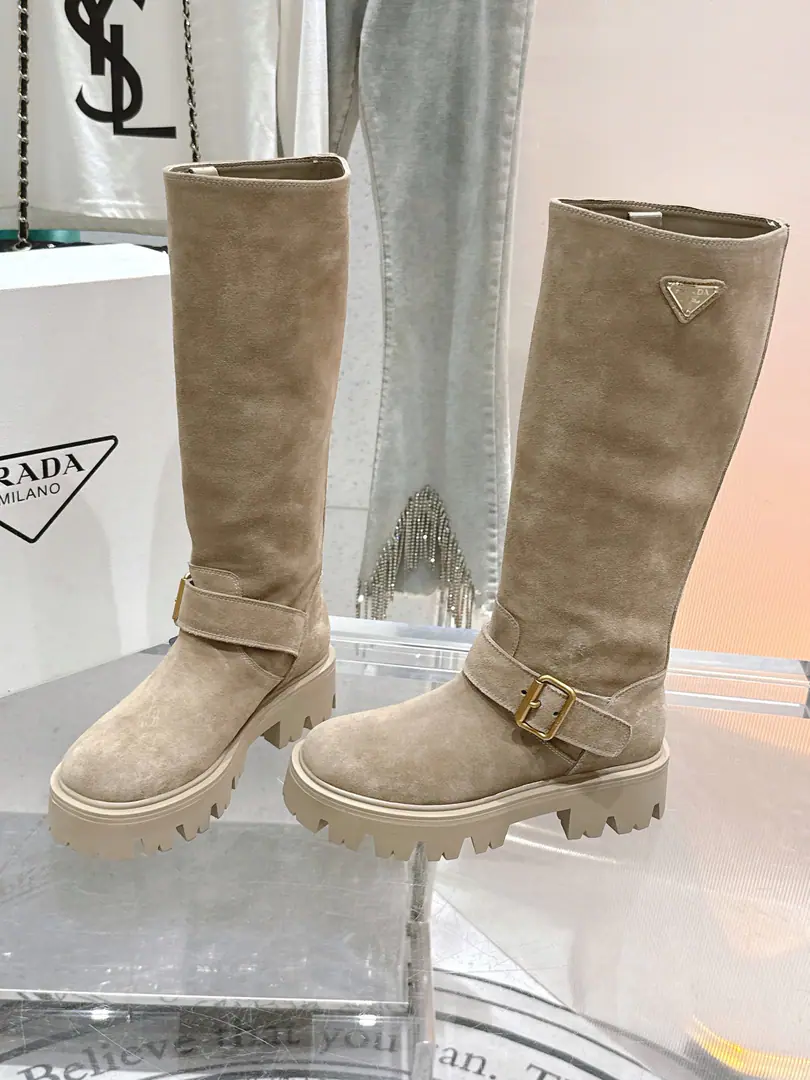 🏧𝐏𝐑𝐀𝐃𝐀Prada.F Series The latest triangulation buttons are thick and long-barrel boots Martin boots., A very long watch.. Take the boots from the show. Original Recym The layout is superb. It's a classic. It's super patient. - It's a long-lasting suit. But... The Thin Legs. Jane's atmosphere.. Shoe.: Customize high-wild and light-cut cow-flail material Uchi.: Comfortable, silk-grained cow skin. Otsumi!: Original version modeled in.TpuBottom Codes: 35-40 [40.41Make a reservation.]