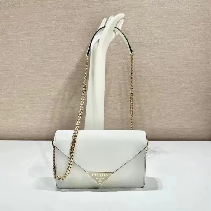 🎉New slash pack🎉1BD 🎉🎉 This flipped shoulder bag is used.SaffianoLeather made., It's got a little sheep's skin inside.. Show the heart of the craftsman, Soft design is all too good.. A top-of-the-line cap-opening coating, a trigonometric emblem of thione., With a long shoulder belt that can be disassembled./And a handbag.😘😘A fine charm., Jane's atmosphere., Worth it.. Let's get started.🎉🎉 Long21.5xHigh14xBottom4cm🎉🎉🎉