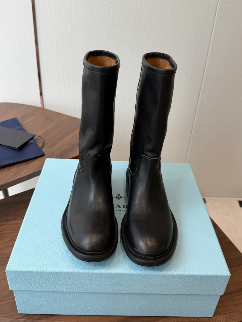 Prada New boots. It's classic.P- Home sole. With a classic Chelsea boots. It's a little bit of a ride, but it's not a bad idea. A very human boot of autumn and winter. Old cow skin.➕Comfortable mixed sheep skin. Modular rubber bottom Size: #35-40（40Make a no-refund order.）