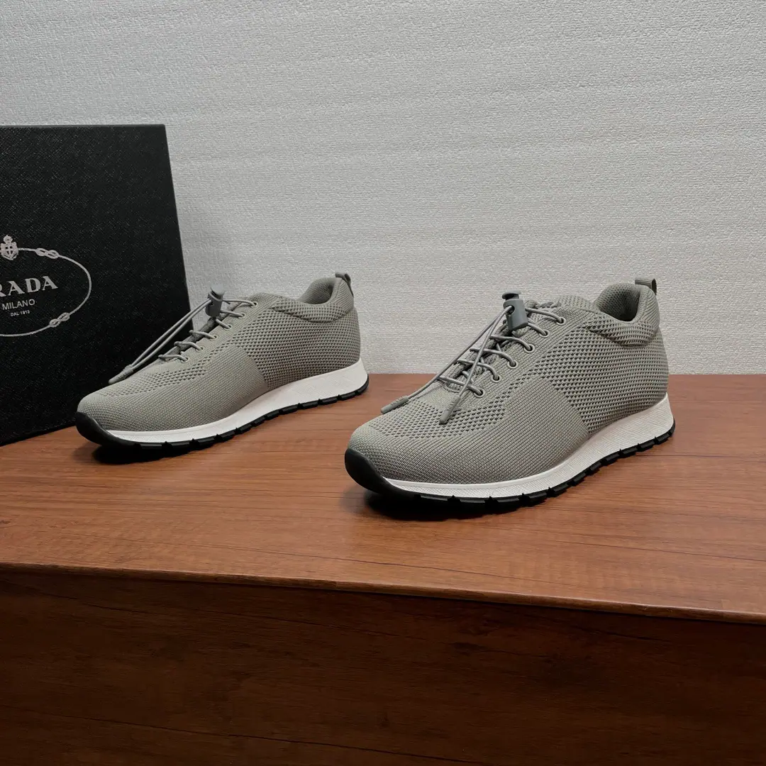 Prada/Prada. A man's new bullet-stringed sneakers. This sneakers came from the classic sneakers., And re-interpretate with modern lines and details., The shoe face is soft knitted., The foot-style is a flexible rope-buttoned shoelaces., Full metal, eye buttons for thumping metal shoes., ♪ Shoe tongues on the“PRADA”Stereo-letter logo, The back heel was tied with a weave., A light-weight dented black and white pair of rubber shoes., Heel height.3centimetres, Untied design with logo-based cattle skins and feet, I'll take a breath of air from my feet.！Full package！ Codes: 39-40-41-42-43-44（38/45- It's a deal.）