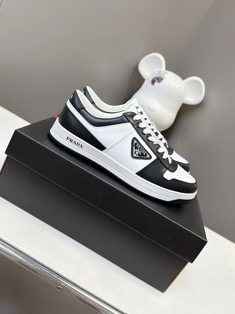 🏧𝐏𝐑𝐀𝐃𝐀Top-of-the-line new guy shoes series. The shoes are very nice and not soft. It's a lot of leisure., The feet are quite comfortable. - It's good to have air., It's a year and season.😆 The fabric is imported into the skin of cattle. The inside and the foot use cow skin. OriginalTPUOriginal Base Men:39-45 [45Custom]