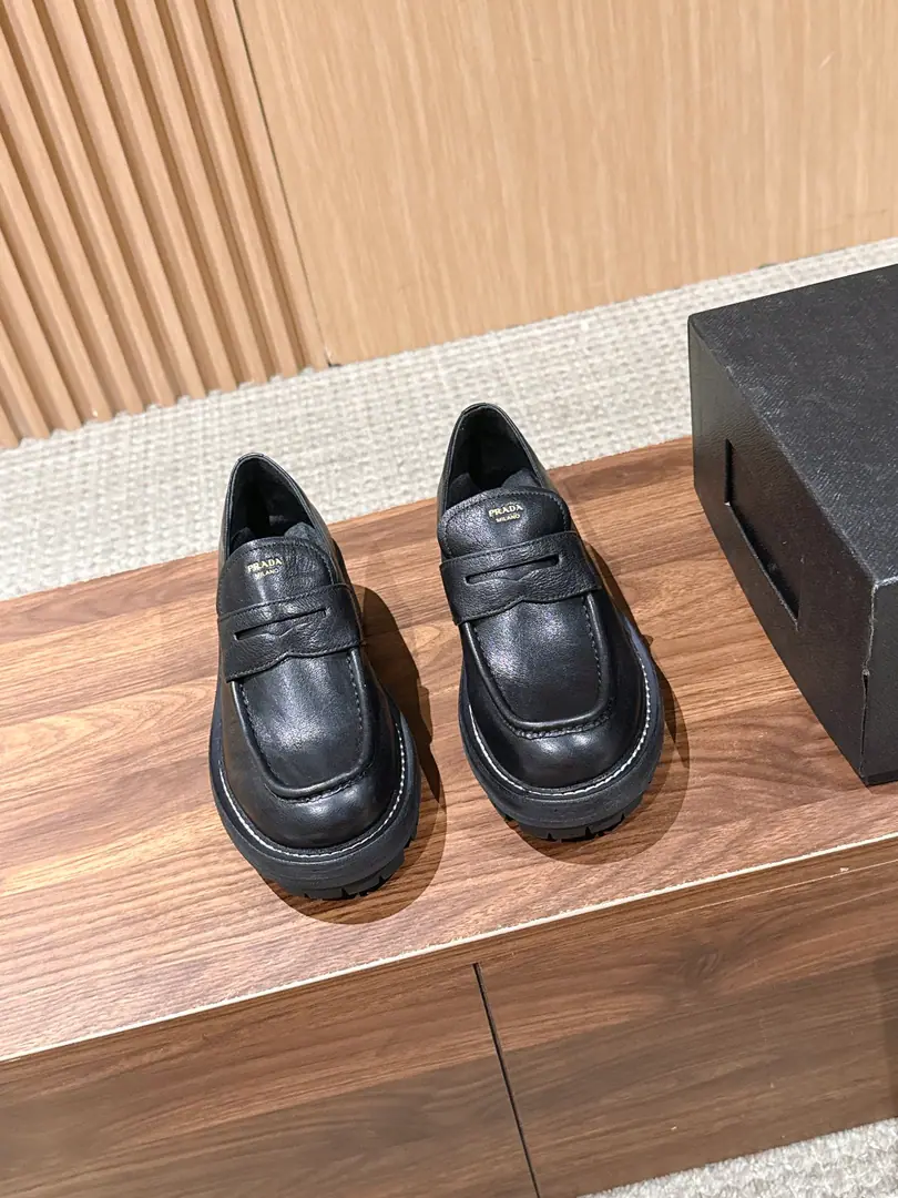 PRADA Prada's new classic muffin-drinked shoe, and a Happy Shoe. The old muffins are thick. No mistake., It's a big one. Four seasons. A clean act is enough to show control over a particular detail of the shoes. Cow leather. In the sheep's skin. The real one is a combination of the lines. He's tall.5cm Size: 35-39（40/41Custom without re-offer）
