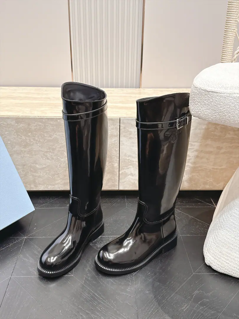 High-windle. Prada/Prada.F 2026ssThe latest autumn and winter, the thickest boots in Martin's boots., A very long watch. Take the boots from the show. Original Recym The layout is superb. It's a classic. It's super patient. - It's a long-lasting suit. But... The Thin Legs. Jane's atmosphere. ✔Shoe.: Import head-decked cow skin ✔The inside sheep., Skins of feet. ✔Otsumi!: Original Group Bottom ✔Codes: 35-40（40Make a no-refund order.）