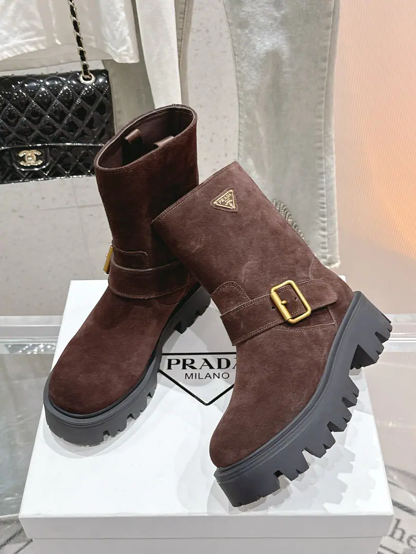 🏧𝐏𝐑𝐀𝐃𝐀Prada.F Series The latest triangulation buttons are full of mid-stamp boots., A very long watch.. Take the boots from the show. Original Recym The layout is superb. It's a classic. It's super patient. - It's a long-lasting suit. But... The Thin Legs. Jane's atmosphere.. Shoe.: Waxing and swiping the cow back. Uchi.: Silk cow skin. Otsumi!: Original version modeled in.TpuBottom Codes: 35-40 [40.41Make a reservation.]