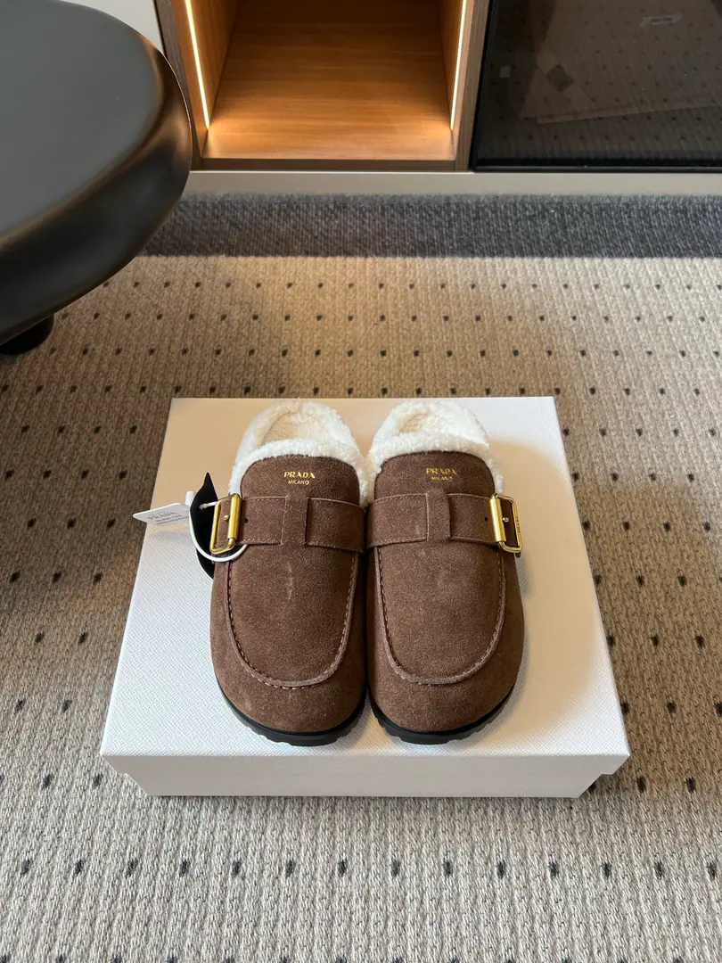 Prad*26ssA new lamb with a bag of bracken shoes in the morning and autumn. The moller of the autumn winter lazy with his own lull into the ancient culture., Round-wide, shoe-stylish and moist feet., A metal button on the shoe, with a short strap., The color is the way to meet the tone of autumn and winter.. The autumn and winter atmosphere is so full of lazy shoes., The old shoes are lazy., It's a warmer and a more modulus inside the fuzzy., It's a loose atmosphere., It's all in the fall and winter.. Shoe.: High-swiss-lighted cow revelry. Uchi.: Lamb wool. Otsumi!: Original version to open size: 35-40Code（40Code custom is not to be changed） He's tall.: 2.5cm