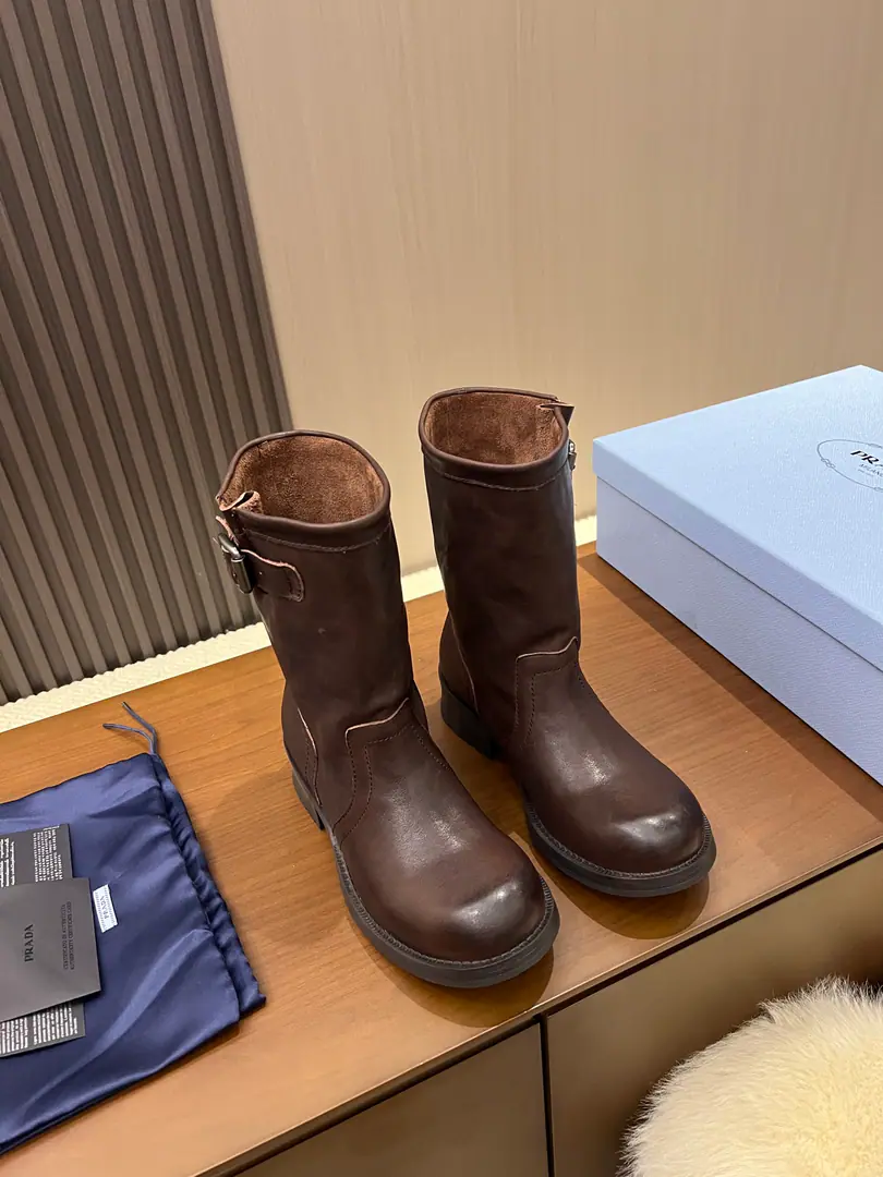 Plant price PRAD*A.Prada. 2026Autumn New The trunk of the car has a pair of boots. The star is the same.‼️ This one.PradaPut the button on the man-in-the-man boots., I want to blend canvas with real leather., Make perfect balance between retro-move and day-to-day leisure.. The metal button on the side of the boots is a little bit stylish., It's about a hard one., A smooth and thick pair of smooth rubber shoes., You can't walk like that., I'm sorry., There's no pressure on the commuter.. The canvass are a little bit of a resonance., The brightness of the money is so cool., It fits the jeans., Half-clothed., Wearing all kinds of pants.. Autumn with coats., The leather is so full of the mood., Balancing the colour values, Comfort and brand quality, I'm out of town everyday., It's a good trip. Colours: Apricots in the rice and yellow., The army is a green brown., The canvas is dark., Dark brown skin., It's pure black. Size: 35-40 Plant spot supply✔️