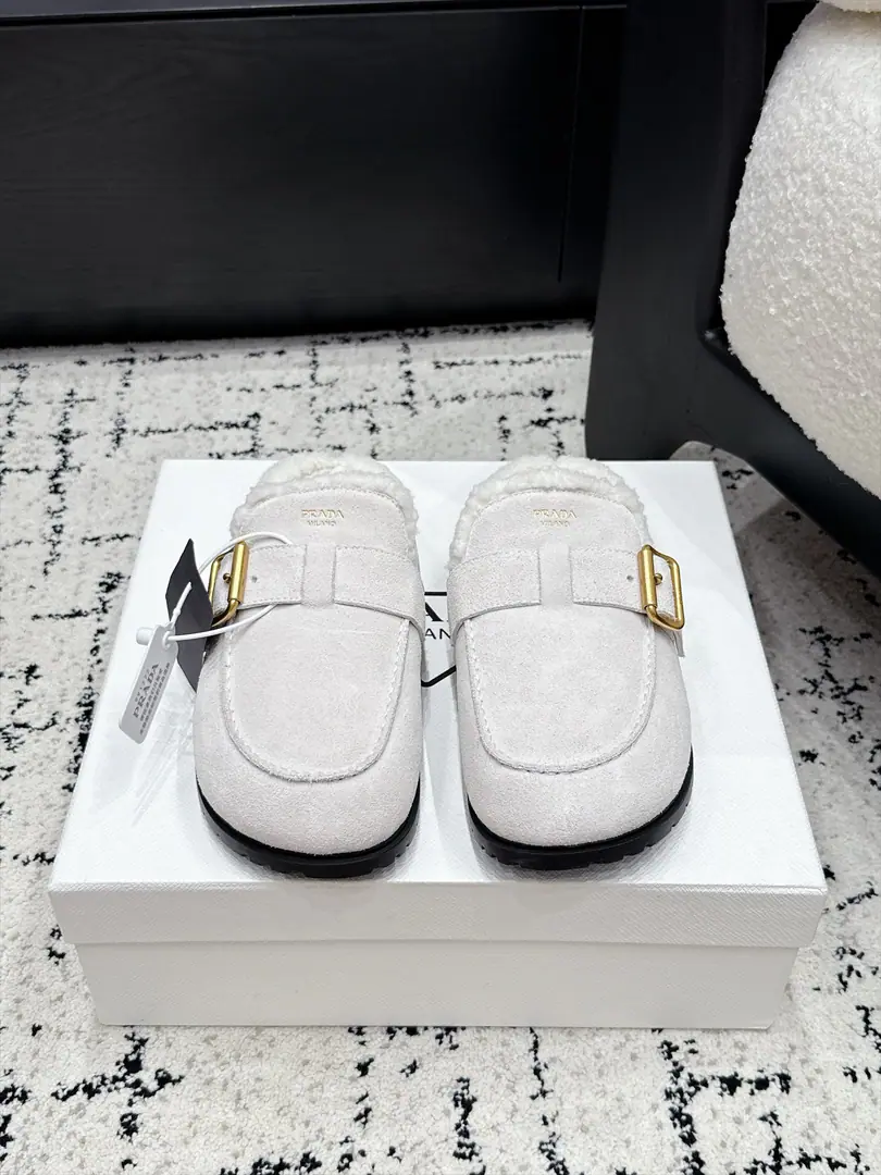 Prad*26/A new lamb with a bag of bracken shoes in the morning and autumn. I'm not sure I'm sure I'm going to be able to get a better look at this., Autumn-Tunnel Lazy Muller tow, Round-wide, shoe-stylish and moist feet., A metal button on the shoe, with a short strap., The color is the way to meet the tone of autumn and winter.. The autumn and winter atmosphere is so full of lazy shoes., The old shoes are lazy., It's a warmer and a more modulus inside the fuzzy., It's a loose atmosphere., It's all in the fall and winter.. ✔️Shoe.: High-swiss-lighted cow revelry. ✔️Uchi.: Lamb wool. ✔️Otsumi!: Original version to open ✔️size: 35-41Code（40 41Customize No Refund）