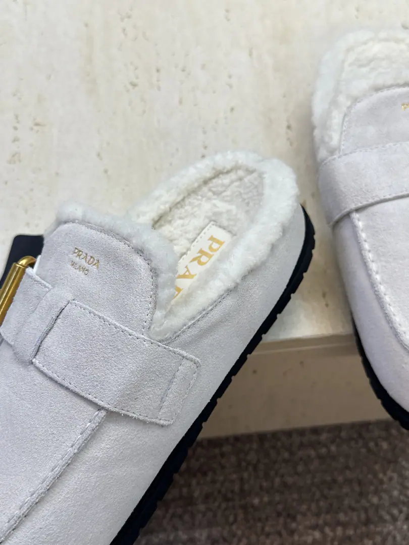 Plant prices Prada 2026A new lamb, mamule's shoes. Prada letterslogoThe hardware is a round-headed slipper. Material: Shoes are imported into sheep, skin.+Import the lamb's wool.+Original modeling slides over base Size:35-41(40.41Custom without re-offer）