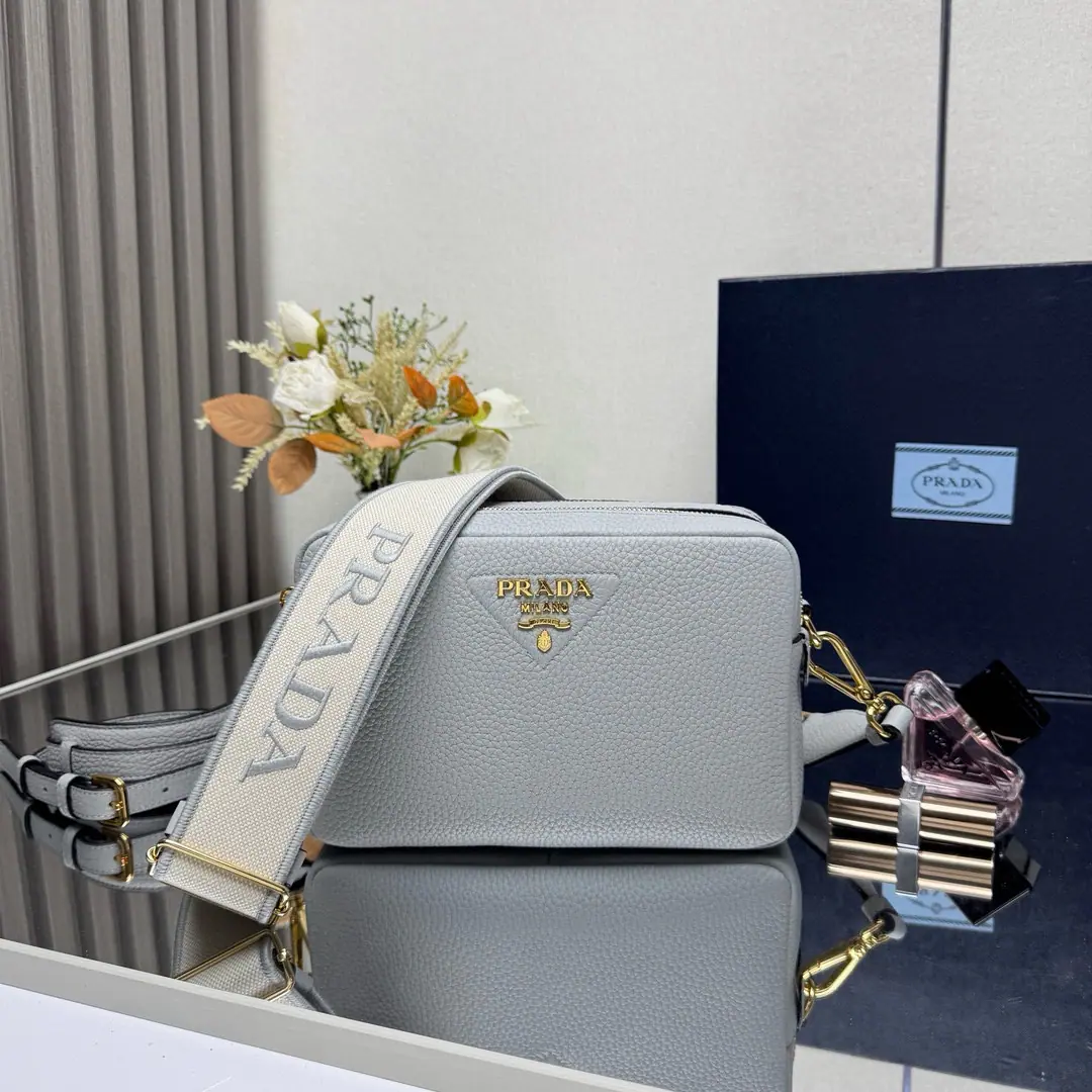 【Top First List】New paragraph🎉1BH Two shoulder belts.🎉 This bag is made of leather., It's a little bit simple.. Weasel straps with the letter label, It's a little more moving.. Two swaps for the long shoulder belt design.. LOGOWeeds and weeds and cow skins., It's perfect.😘, A mix of clothes and clothes on different occasions.😘, Large Space, - How many layers?, It's so soft., Let's get started.🎉Dimensions: Long22xHigh14.5xBottom8.5cm！