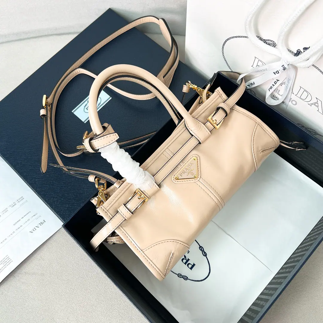 🎉SoftluxOiled lass.🎉1BA Mini-Channel.🎉🎉 This mini-handy bag uses imported oiled skin., The brightness of the color is a classic., With a long shoulder band that can be deactivated., Slash, Handheld, Shoulder belt., Meet all backsliding👏👏The capacity space is huge., The giants work.👏, It's definitely a cashier's allowance., Small size., The real lady's cute.😘😘Take this bag with you and bring it home.！Long23.5High12xBottom9cm🎁