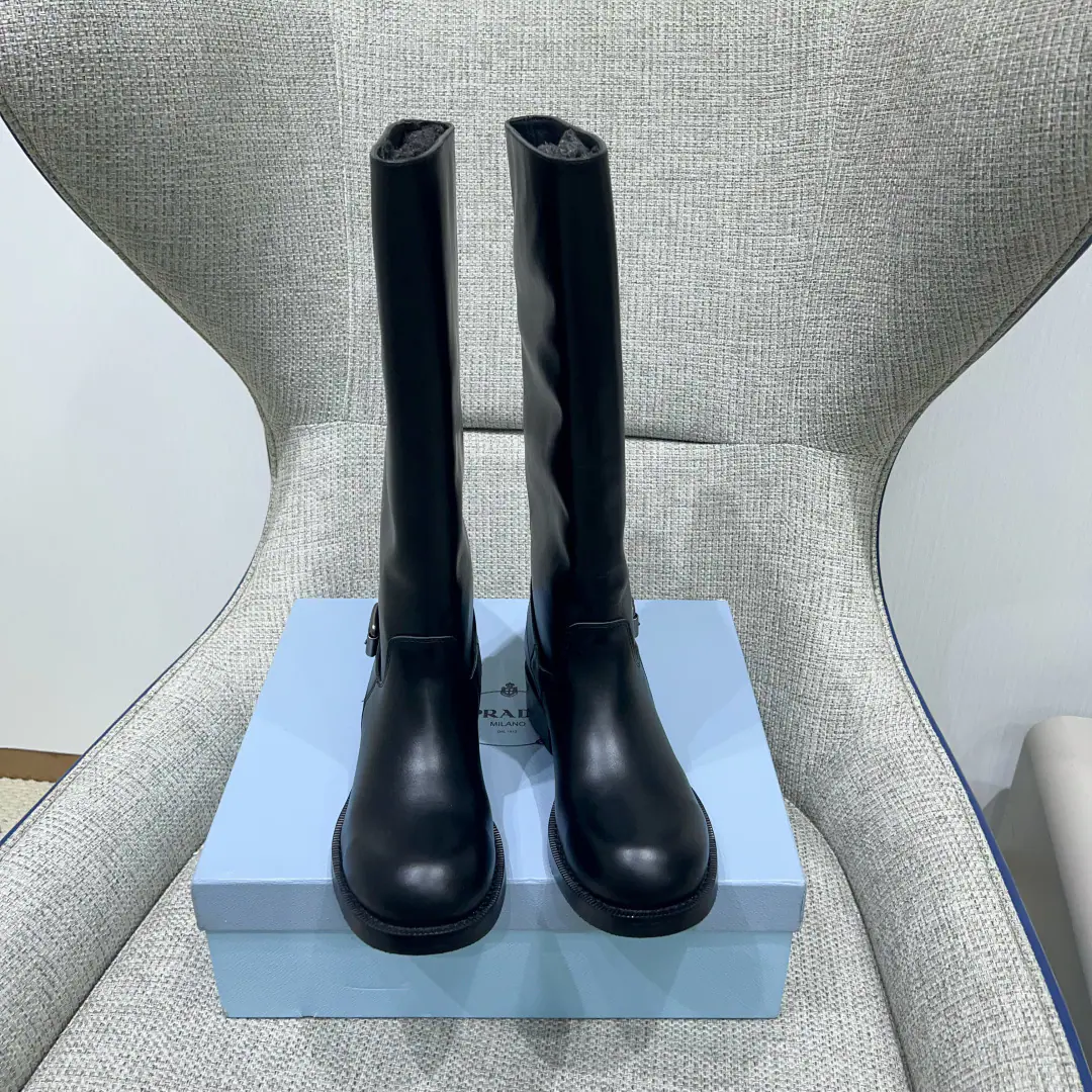 Get out of the factory.: 《Unique top version》 PRAD*A2026vsThe New Boots Series in the morning and autumn.…… 【Round head, short boots.】 ✔️New money up.⚠️This is a very thick shot of the O.S.A., insIt's a fire too., I've been changing shoes for a month.🖤The overall line flow remains the same as the original., It's so charming., I believe a woman of taste will see it., PRAD*AThe series never fails., The goddess's sharp object.…… ❶Fabulous.: Original Customise/Bullskins. ❷Uchi.: Original customized sheep skin ❸Foot.: Original customized sheep skin ❹Otsumi!: Original customised slide-proof combination bottom ❺He's tall.: 4cm ❻Codes: 35-39（40.41.I'll make sure I don't change it.） ❼Packaging: Original package ☀Colours:Synchronise update of the network