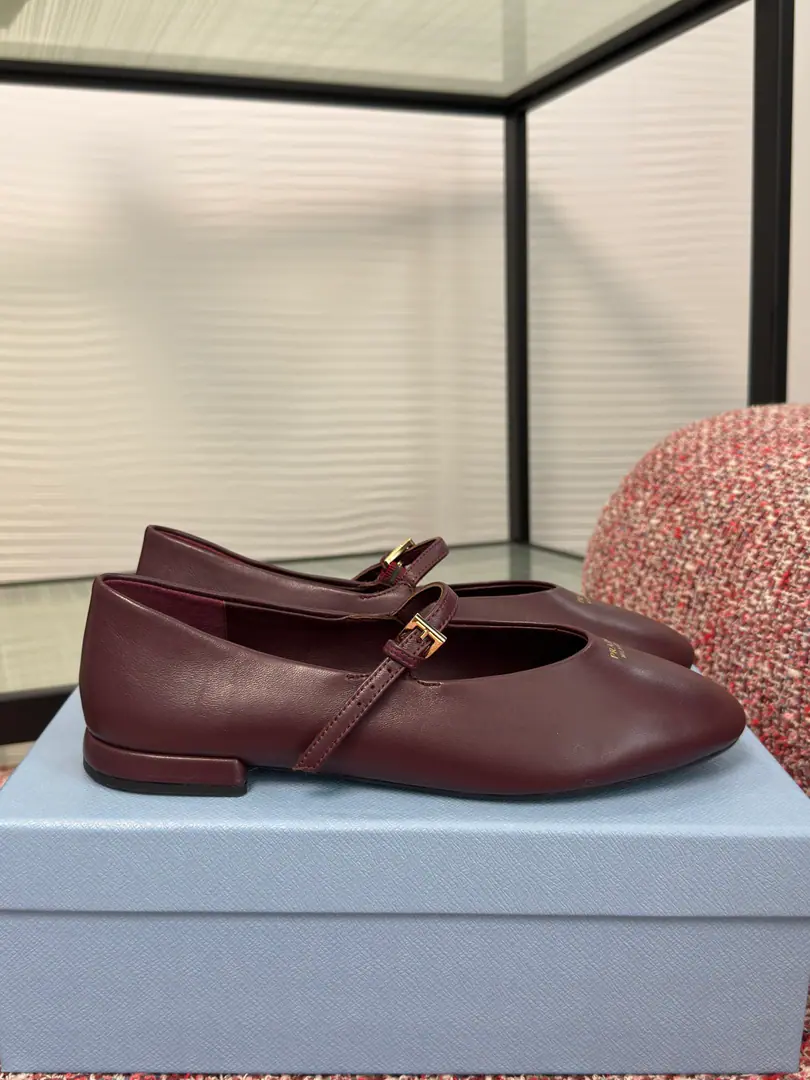 Top Version PRADA Prada. 2026 Autumn and winter money. Circle Head Bold Floor Mary Jane. Ballet shoes. This Mary Jane ballet shoe, always a fine touch.. This leather shoe is shaped with a fiber-shaped almond shoe., The nozzle print the letters in the logo, which is a fine and pure detail.. Fabulous.: Import of sheep skin Uchi./Foot.: Import of sheep skin Otsumi!: The original model of the rubber floor. He's tall.: 1cm Size: 35-41（40 41I'll make sure I don't change it.）