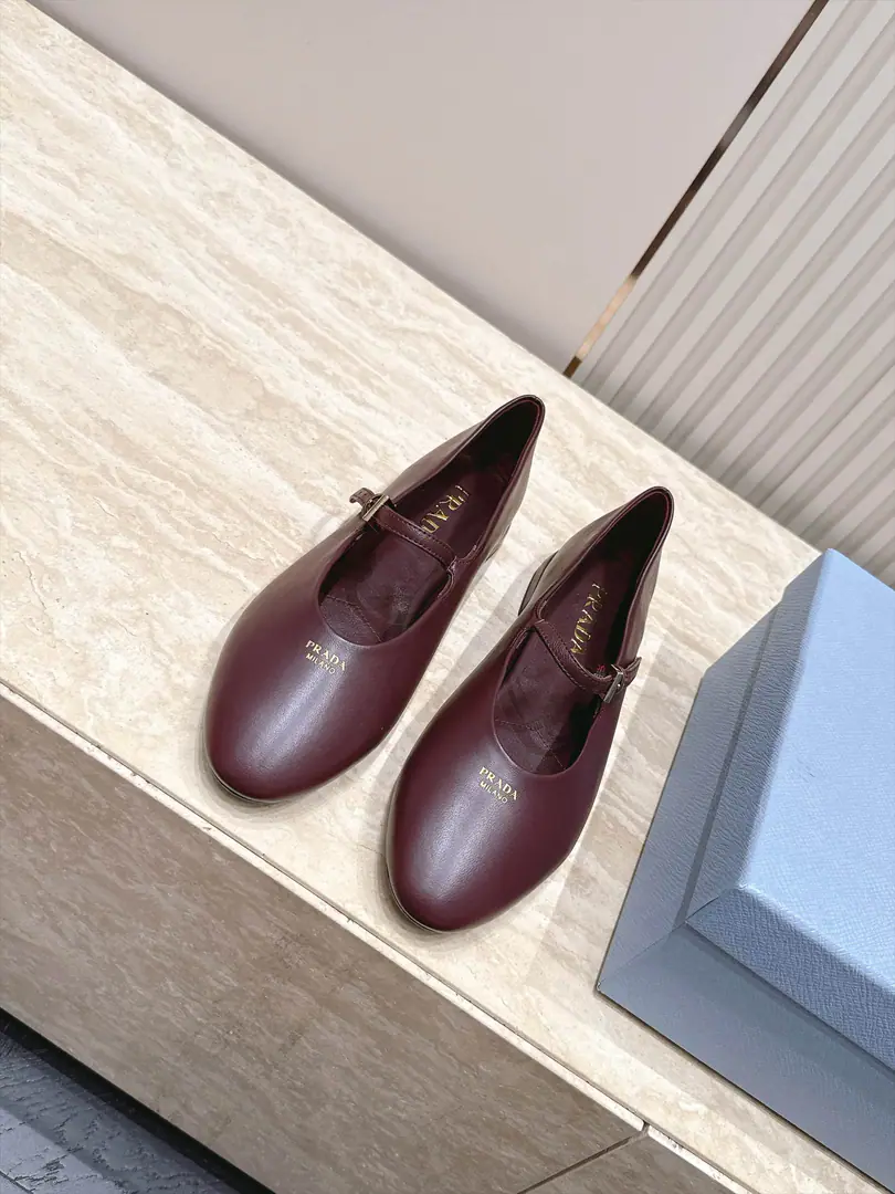 Top Version Prada Prada. 2026ssNew Mary Jane's flat-bed Happy Shoes. The Red Bang is coming.！The big reds are the first to experience., RedinsThe Herb-breeding God., It's a very retrograde wind., The aerobics are perfect., It's a very classic design., It's very high-class and very comfortable..Original 1-to-one.！Absolute monopolistic practice！ Fabulous.: Imported cattle skin Uchi.: Import of sheep skin Otsumi!: The Italian skin is a big thing. Size: 35-40（40I'll make sure I don't change it.）