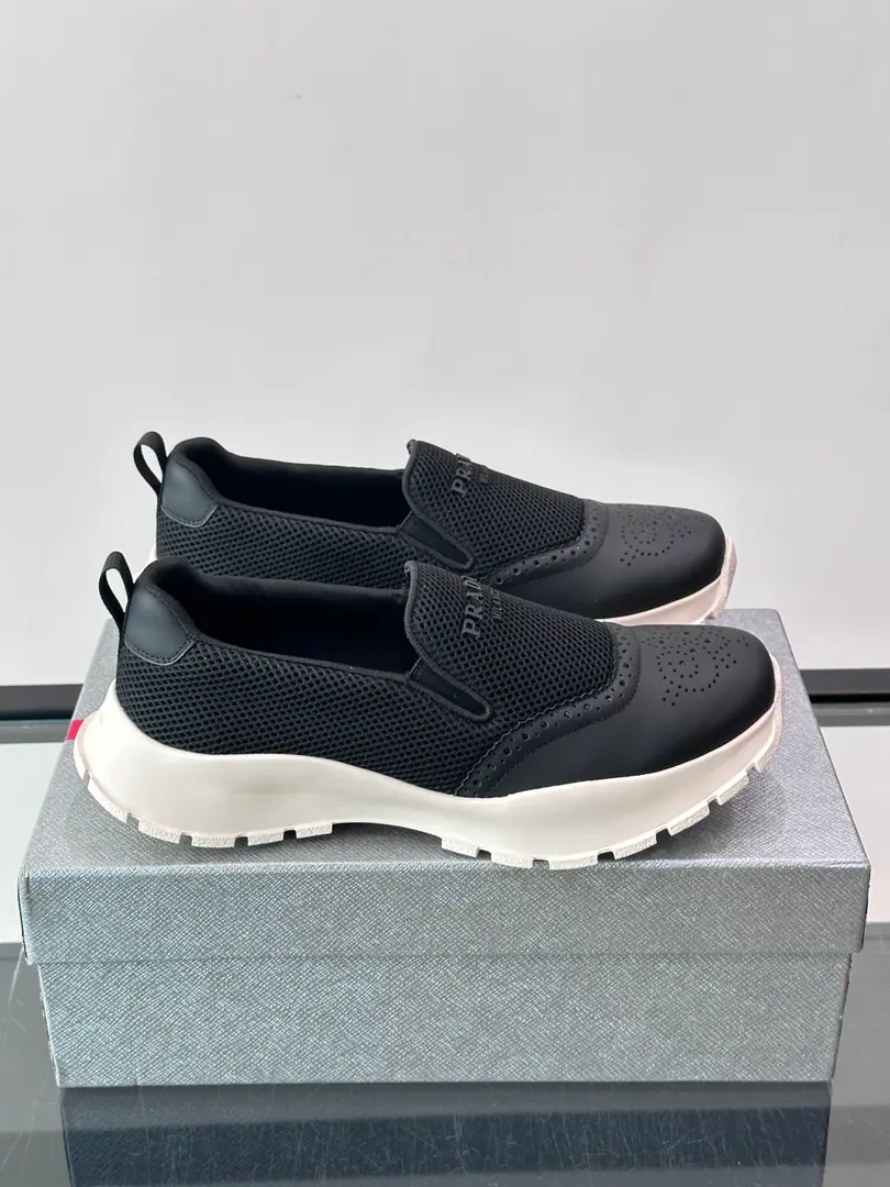 Prada/Prada. A new man's new lazy man's shoes.👟This sneaker uses smooth little cow leather.➕Airnet., A shoe on the shoe., Modern brevity, I'm comfortable with air., It's a good one., Match3cm- The soles of the rubber shoes., He's got a back heel.PradaDetails of the logo, Into the air., Brand logo, cow-tailed feet., Makes a comfortable dress experience.. Full packaged dustproof bags！ size: 39-45