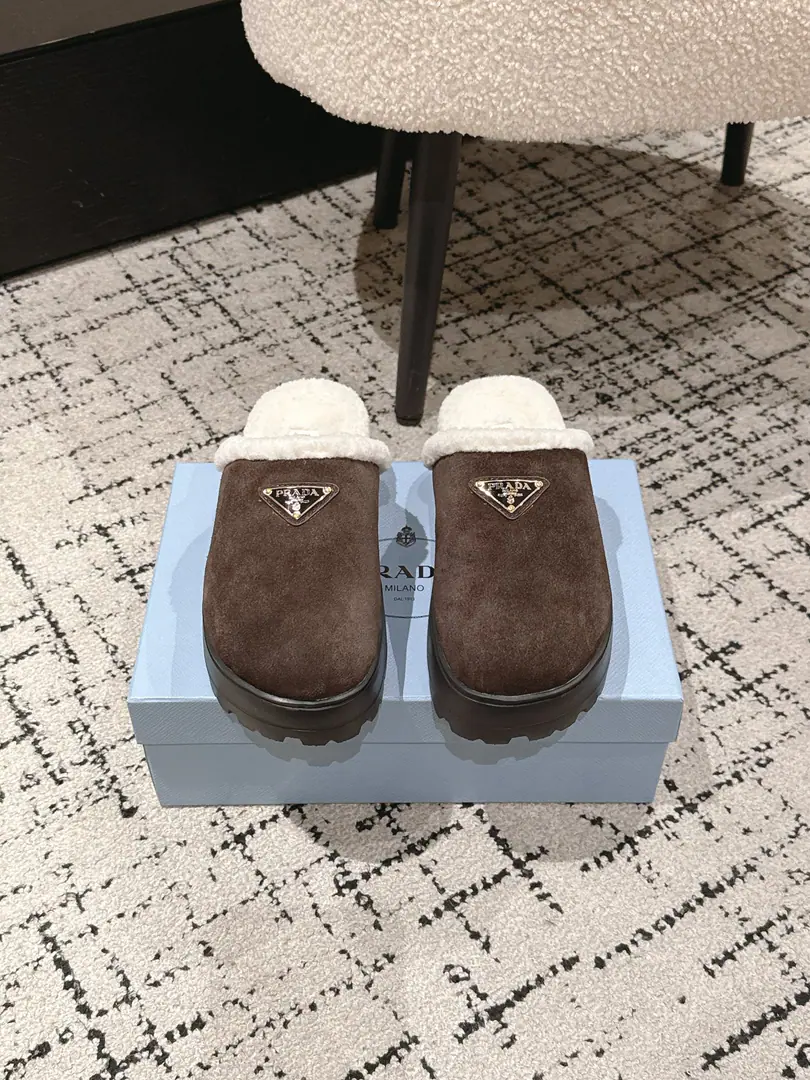 🏧𝐏𝐑𝐀𝐃𝐀The top triangle is Nironwalda, and the snow party is a big, dark, snow-headed metal gear.！ Fancy swirling cow refrigerates. In the blue wool of the Australian sheep./Foot. OriginaltpuRubber Bottom Size35-41 [40.41Custom]