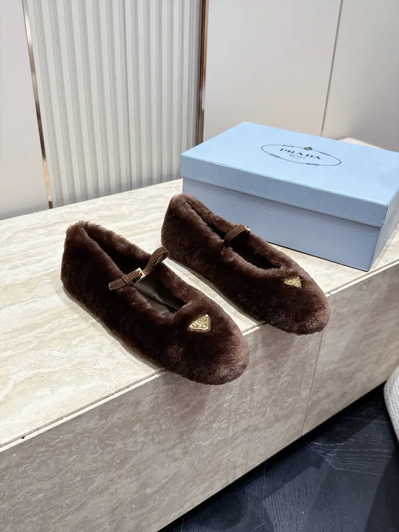 Top Version Prada Prada. 2026ssNew Mary Jane's flat-footed and Happy's hairy shoes. The Red Bang is coming.！The big reds are the first to experience., RedinsThe Herb-breeding God., It's a very retrograde wind., The aerobics are perfect., It's a very classic design., It's very high-class and very comfortable..Original 1-to-one.！Absolute monopolistic practice！ Fabulous.: wool. Uchi.: Lamb skin. Otsumi!: The Italian skin is a big thing. Size: 35-40（40I'll make sure I don't change it.）