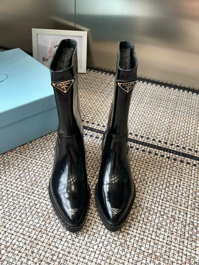 PRADA Prada. Autumn and winter, new triangulation boots. PradaIt'll be used on important occasions. A little bit of a little bit of a little bit of a pompous feeling about the fresh wind. The upper foot is perfect. The skinny one is just a little bit more slender. ♪ A graceful, big-flank, ♪ Various accessories It's all exclusive. A little.PradaVariation style The fabric is coming in./Cowskin. /The veal is high and bright. The inside water dyes the skin. Italian original rubber slided floor Codes: 35-40（40.41Do it.）
