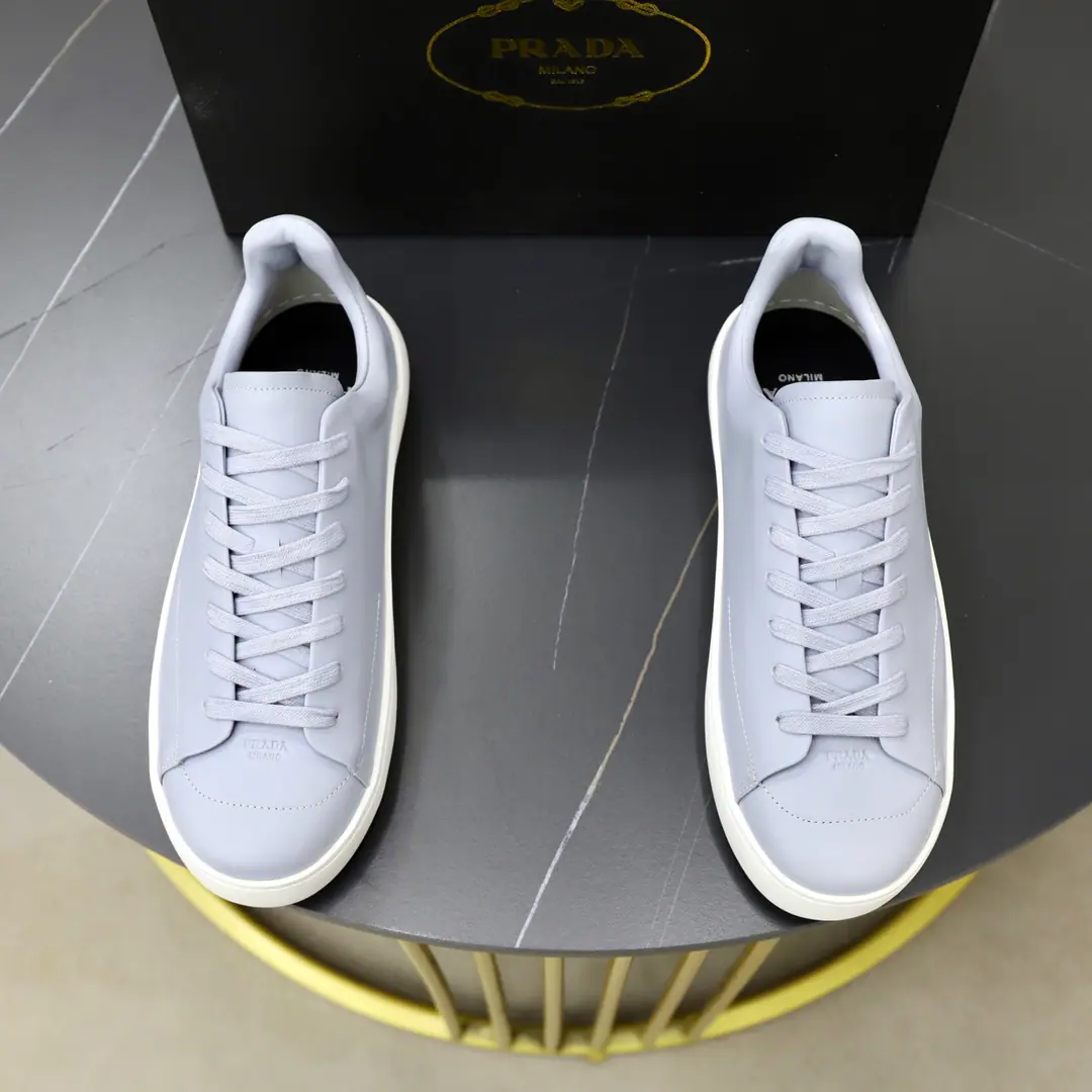 Get out of the factory. Prada/Prada. Gentlemen.CourtThe head of leather and sneakers is on the line.！The best.！ The design of this sneakers captures the essence of modern style., Combining motion function with simple and about elegant. Made from imported cow skins, Same-colour tie details create fluidly uniform visual effects, The outer side of the shoe is shaped with a simple but highly recognizable triangle marking geometry., Shoes head stamp.Prada MilanoLogo, A mix.4.5cmThe bottom of the soft rubber., The back of the heel is marked with details., The bottom is accompanied by geometrical textures., Slipperproof and grindy., The whole skin liner is designed to be fitted with a plaque to remove the logo., Take a breath from your upper feet.！Full packaged dustproof bags！ Size: 39-40-41-42-43-44-45 Standard leather shoe size.
