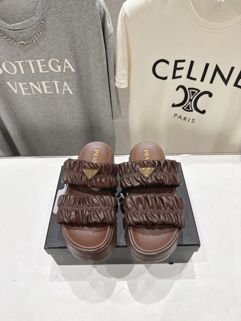 🏧𝐏𝐑𝐀𝐃𝐀 Prada's new thick sandal slippers. This shoe is really a classic design that is not obsolete and that is consistent with the current quest for comfort., Healthy dress concept., By a lot of stars, both domestic and foreign., The fashioners are the most important choice for day-to-day trip slippers. ✔Shoe.: Imported wrinkles soft sheep skin ✔Uchi.: Import of sheep skin ✔Otsumi!: Slipping super-light rubber foamed soles. ✔Height: 5.5cm ✔Codes: 35-41（40.41Make a reservation.）