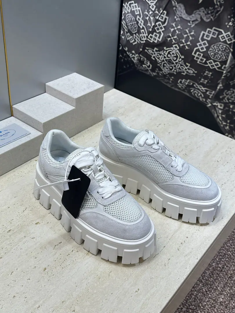 Plant prices Prada 2026Spring and summer with the girls' shoes. Prada letterslogoA logo badge, a gold-buttoned round-head motion skateboard shoe. Material: The shoe is imported with a pelt of oxen and a fisherman's face.+In the skin of the watered cow.+Original OpenIpOtsumi! Size:35-41(40.41Custom without re-offer）