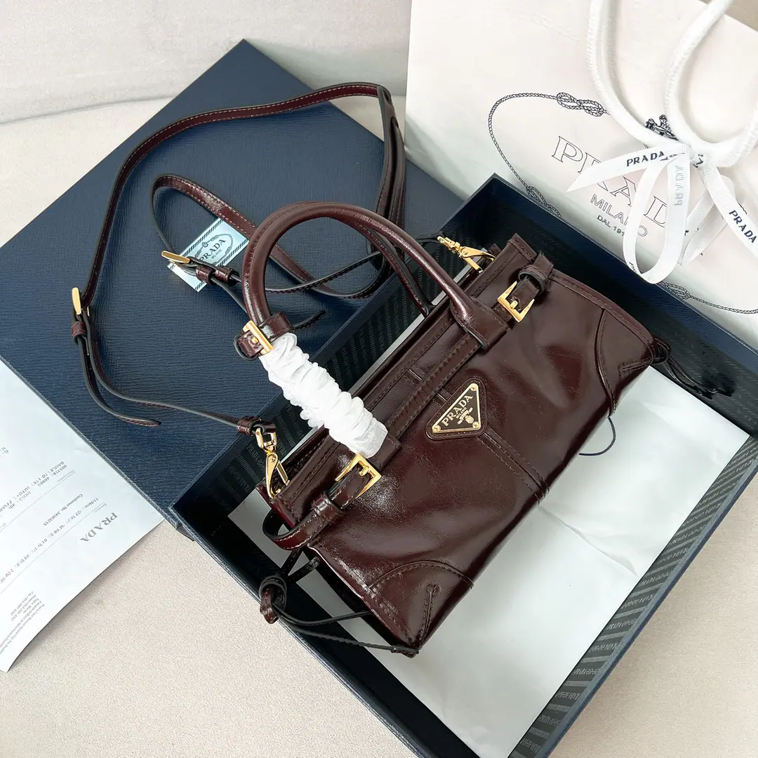 🎉SoftluxOiled lass.🎉1BA Mini-Channel.🎉🎉 This mini-handy bag uses imported oiled skin., The brightness of the color is a classic., With a long shoulder band that can be deactivated., Slash, Handheld, Shoulder belt., Meet all backsliding👏👏The capacity space is huge., The giants work.👏, It's definitely a cashier's allowance., Small size., The real lady's cute.😘😘Take this bag with you and bring it home.！Long23.5High12xBottom9cm🎁