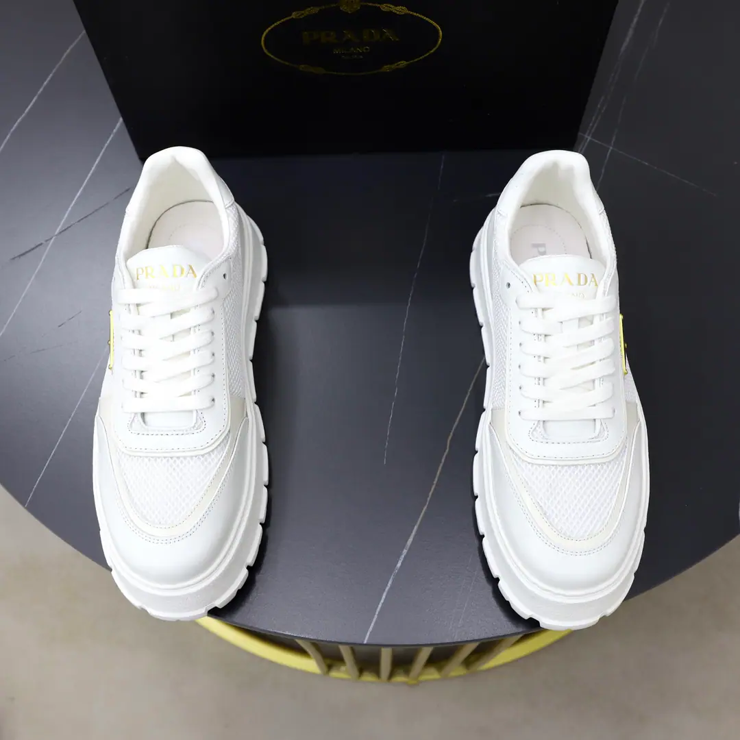 Get out of the factory. Prada/Prada. Gentlemen.CourtThe head of leather and sneakers is on the line.！The best.！ The design of this sneakers captures the essence of modern style., Combining motion function with simple and about elegant. Made from imported cow skins, Same-colour tie details create fluidly uniform visual effects, The outer side of the shoe is shaped with a simple but highly recognizable triangle marking geometry., Shoes head stamp.Prada MilanoLogo, A mix.4.5cmThe bottom of the soft rubber., The back of the heel is marked with details., The bottom is accompanied by geometrical textures., Slipperproof and grindy., The whole skin liner is designed to be fitted with a plaque to remove the logo., Take a breath from your upper feet.！Full packaged dustproof bags！ Size: 39-40-41-42-43-44-45 Standard leather shoe size.