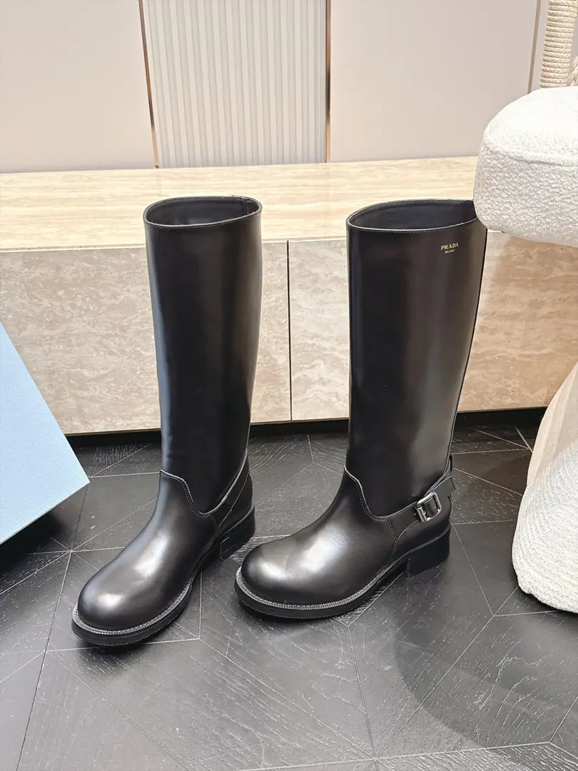 High-windle. Prada/Prada.F 2026ssThe latest autumn and winter, the thickest boots in Martin's boots., A very long watch. Take the boots from the show. Original Recym The layout is superb. It's a classic. It's super patient. - It's a long-lasting suit. But... The Thin Legs. Jane's atmosphere. ✔Shoe.: Import head-decked cow skin ✔The inside sheep., Skins of feet. ✔Otsumi!: Original Group Bottom ✔Codes: 35-40（40Make a no-refund order.）
