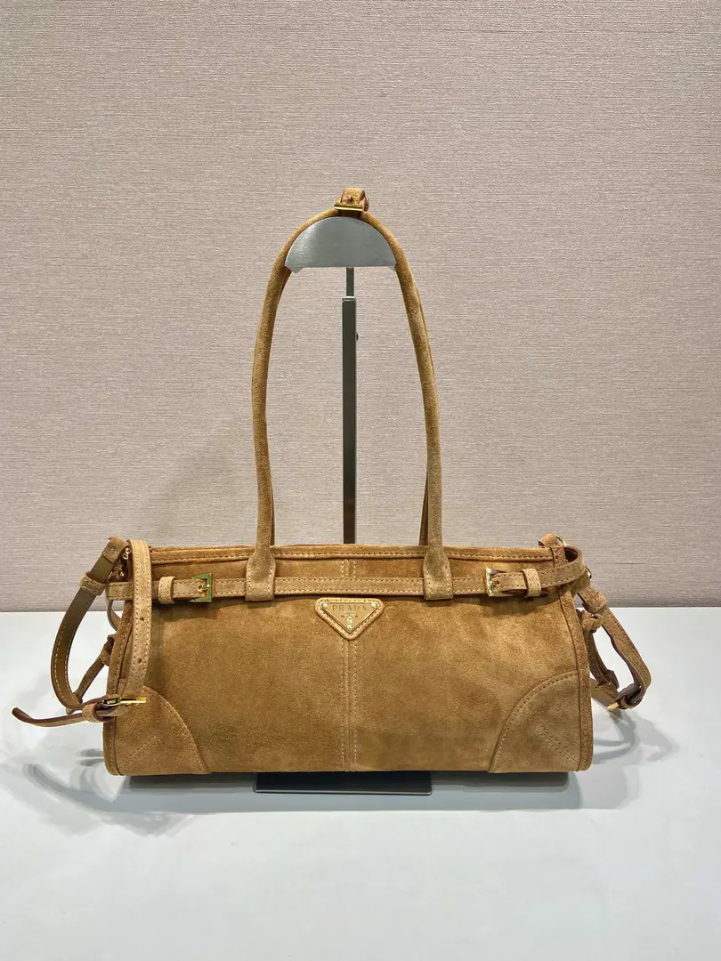 , 🎉LusSolfSkin grinding.🎉1BA Cinnamon.🎉🎉 This slant bag is imported with sandy sand., It's a classic., With a long shoulder band that can be deactivated., To facilitate the matching of different occasions., The capacity space is huge., The giants work.👏, It's definitely a cashier's allowance., Take this bag with you and bring it home.！Long32xHigh15.5xBottom12cm🎉🎉🎉👏👏👏