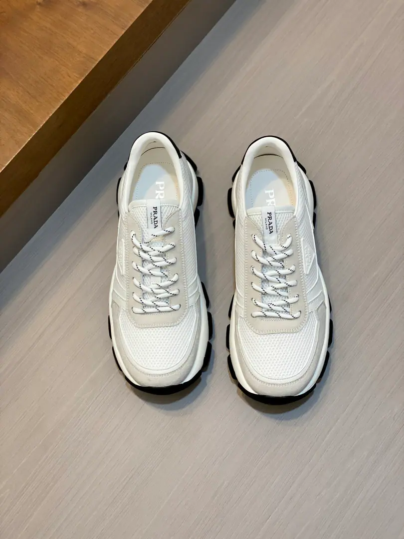 PRADA/Prada. Montecarlo Re-Edition 2026Summer leather shoes. This sneakers...2026Year as first yearLinea RossaPart of the series, Comfortableness is integrated into the design of fine innovation.. The latest style is sports style., Returning with soft-feather cattle leather and fabriced net eye shoes, Match visible top thread stitches, Respond to original mitochonous lines. I'm inspired by my driving shoes., A soft, flexible leather bag with a rubber deconstructed sole., And give the sneakers a light look and a smooth beauty.. The shoe is burning gold.logologo decoration, The watered cow's skin is covered with gold-coated cow's skin., I'll take a breath of air from my feet.！Full packaged dustproof bags！ Size: 39-40-41-42-43-44 Standard leather shoe size（45I'll make sure it's not changed.）