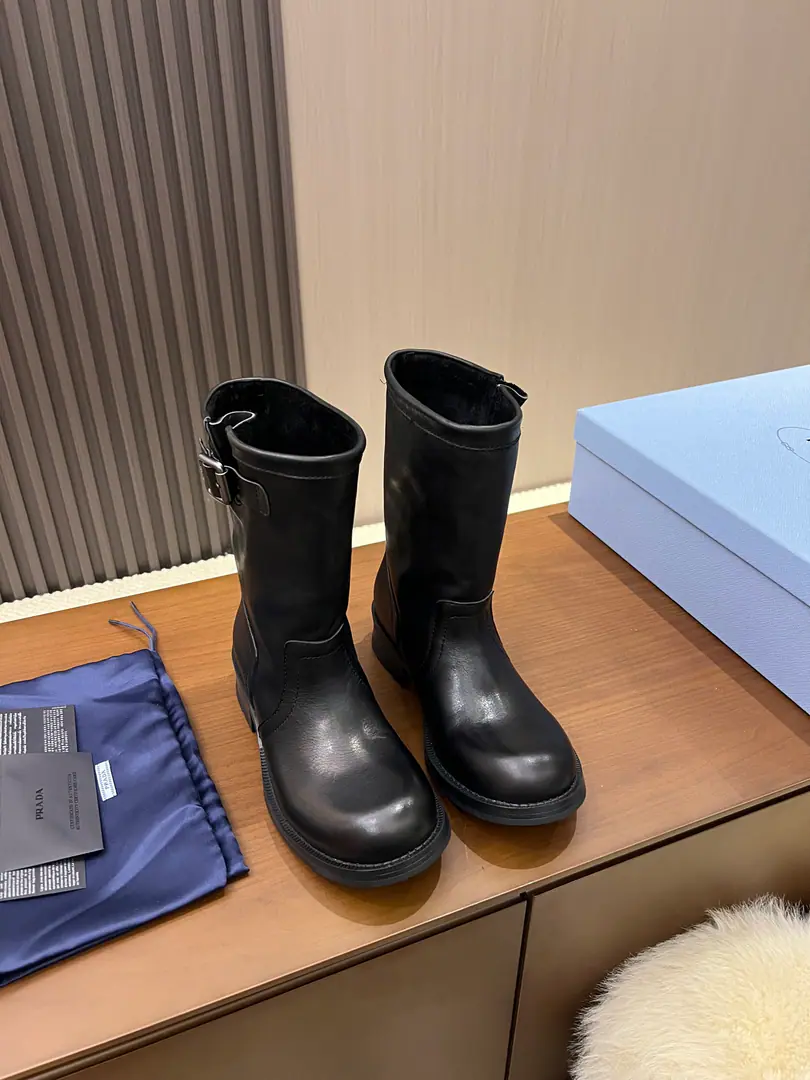 🏧𝐏𝐑𝐀𝐃𝐀 Prada's new money. The original leather-buttoned old-school medium-barrel boots. The shoe face is water-washed with the skin of a cow. Slipperproof rubber floor. Size35-40 [40 41Make a reservation.]