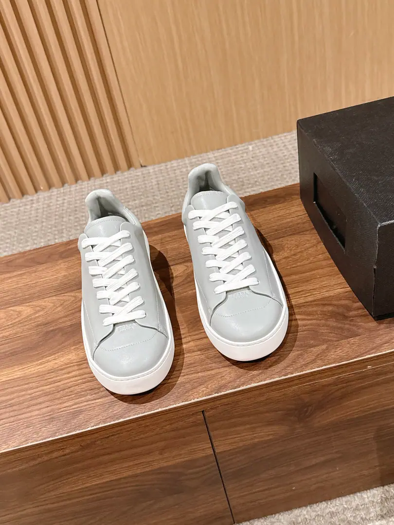 PRADA Prada's new man's leisure shoes. This year's show. Leisure style pops up.！Full-particle cow leather., Inside, the cow hides., I'm comfortable with air.. The side-side real-cut triangulation sign is embedded on the soles of the shoe.！The original is light and light. - Wearing it without pressure.！Size: 39-44（45/46Custom without re-offer）