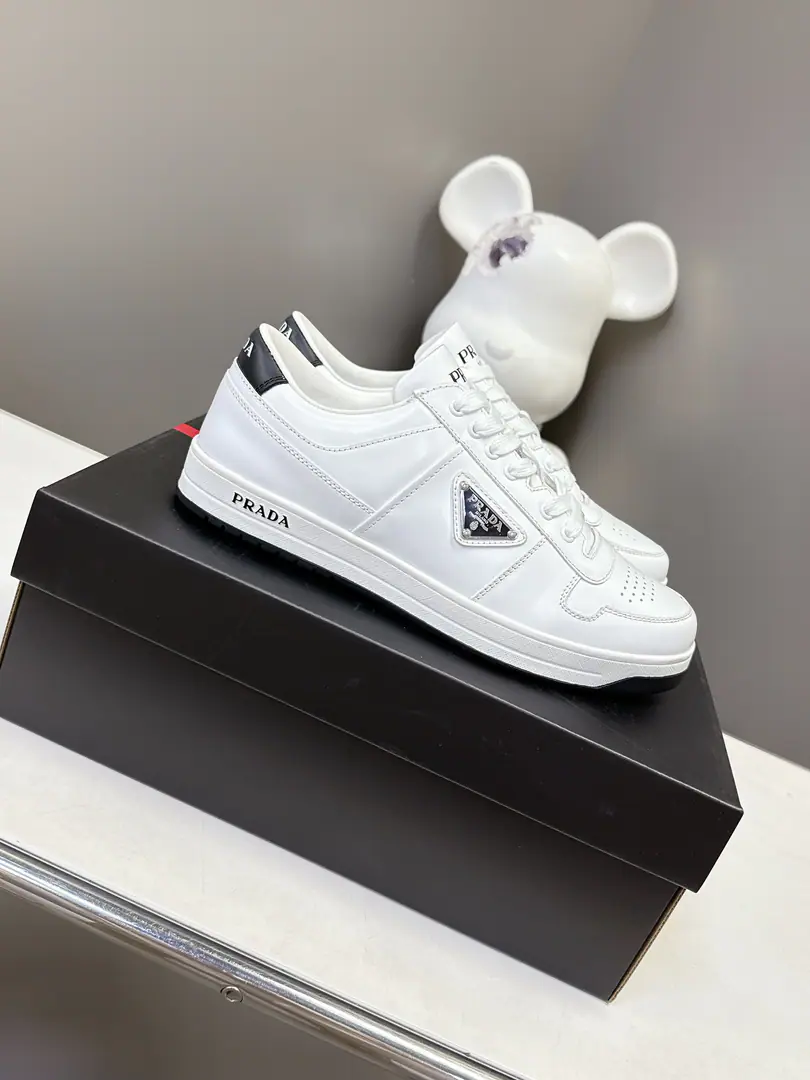 🏧𝐏𝐑𝐀𝐃𝐀Top-of-the-line new guy shoes series. The shoes are very nice and not soft. It's a lot of leisure., The feet are quite comfortable. - It's good to have air., It's a year and season.😆 The fabric is imported into the skin of cattle. The inside and the foot use cow skin. OriginalTPUOriginal Base Men:39-45 [45Custom]