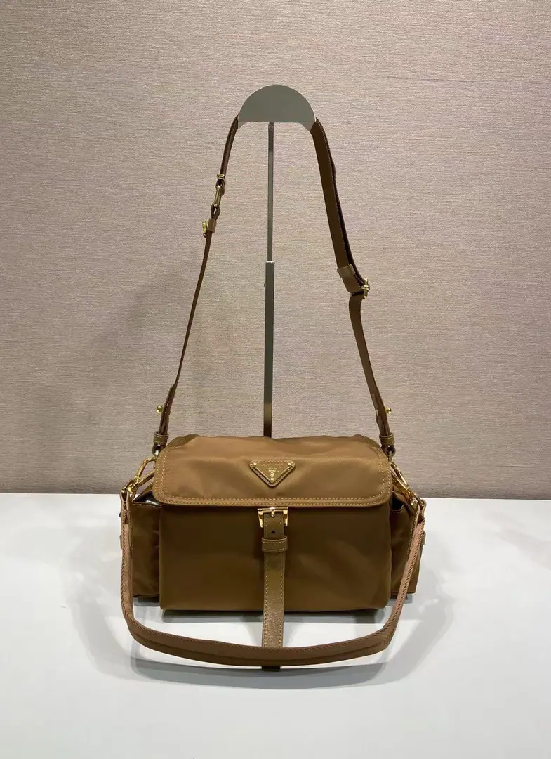 🎉New mailman bag.🎉1BD New Color🎉🎉 This bag is perfect for precision and functionality., Use regenerative nylon material., Soft contour, With multiple pockets.. Light and practical design combined with motion and 100-strength elements, A lascivious, trigonometric metal logo., The details of the leather.. Yes.2A shoulder belt can be broken., Large capacity, It's perfect., Another time-consuming time-out., Big boys and girls share., Let's get started.🎉🎉 Long30xHigh14xBottom10cm🎉🎉🎉