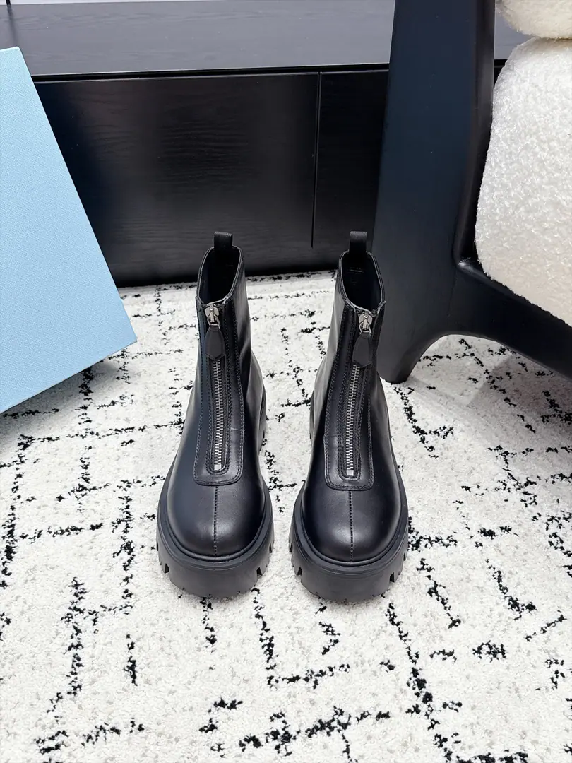 Prada 26/Prada's front zippers and boots. The shoes are really good this season., The milk tea system is perfect for the first fall., New shoes are so hot., Fashioned, leisure boots., It's so unique., Everybody loves and rides easy. It's gonna blow every year..And there's a hundred classic shoes., Enough to conquer you., Put it on., I'm not going to miss it., The feet are simple and handsome. ✔️Shoe.: Cows are counter-feat./Bullskins. ✔️Uchi.: Bullskins. ✔️Otsumi!: Original version to open ✔️SIZE: 35-41（40 41Custom without re-offer）